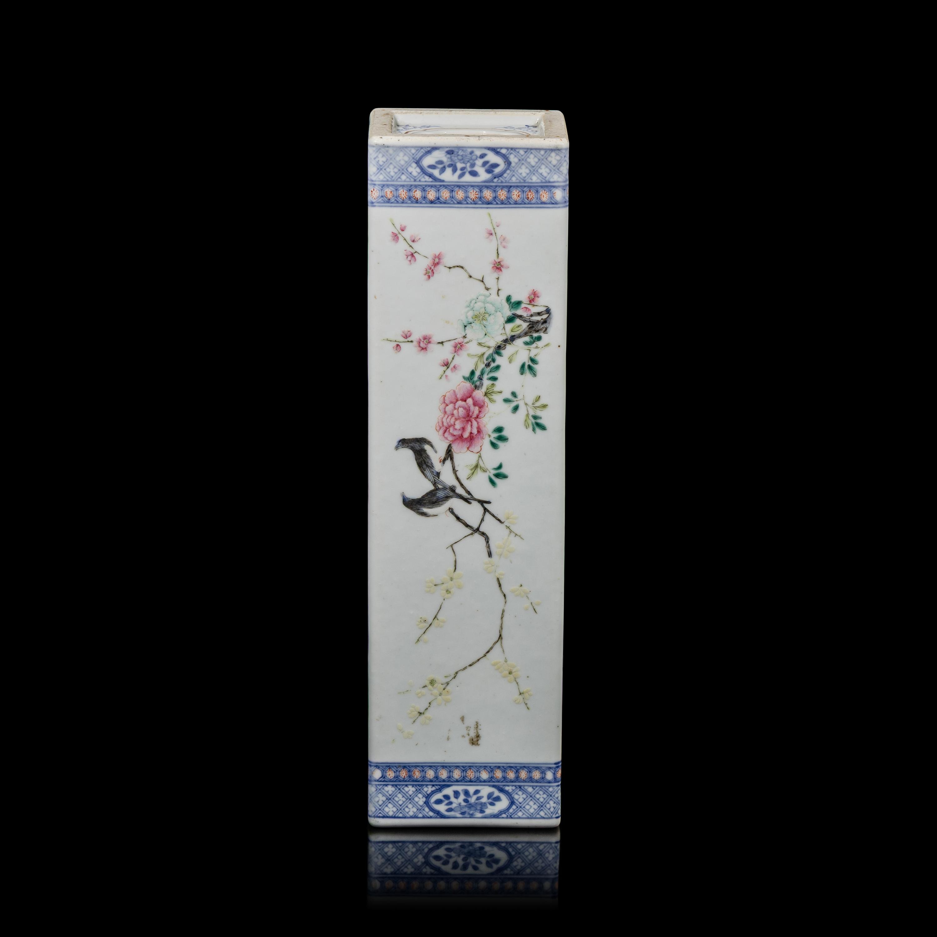 A Chinese Famille Rose and Underglazed Blue Porcelain 'Birds and Flowers' Pillow, Late 19th-20th Century — 晚清-民國 粉彩花鳥圖瓷枕