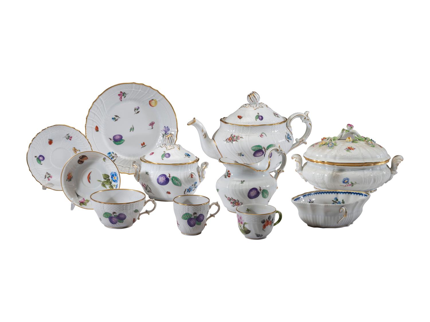 A Richard Ginori Parcel Gilt Porcelain Dessert Service
