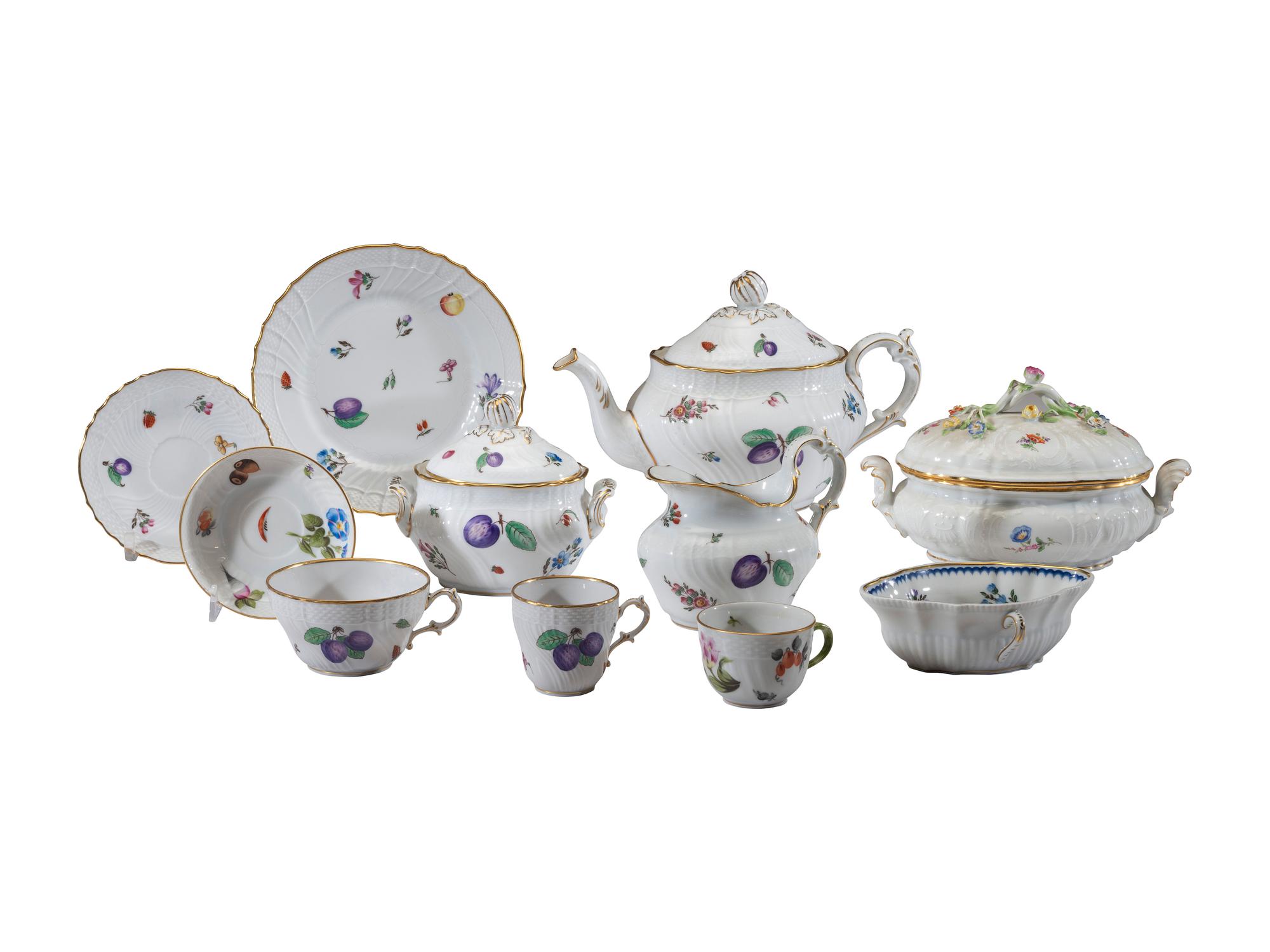 A Richard Ginori Parcel Gilt Porcelain Dessert Service