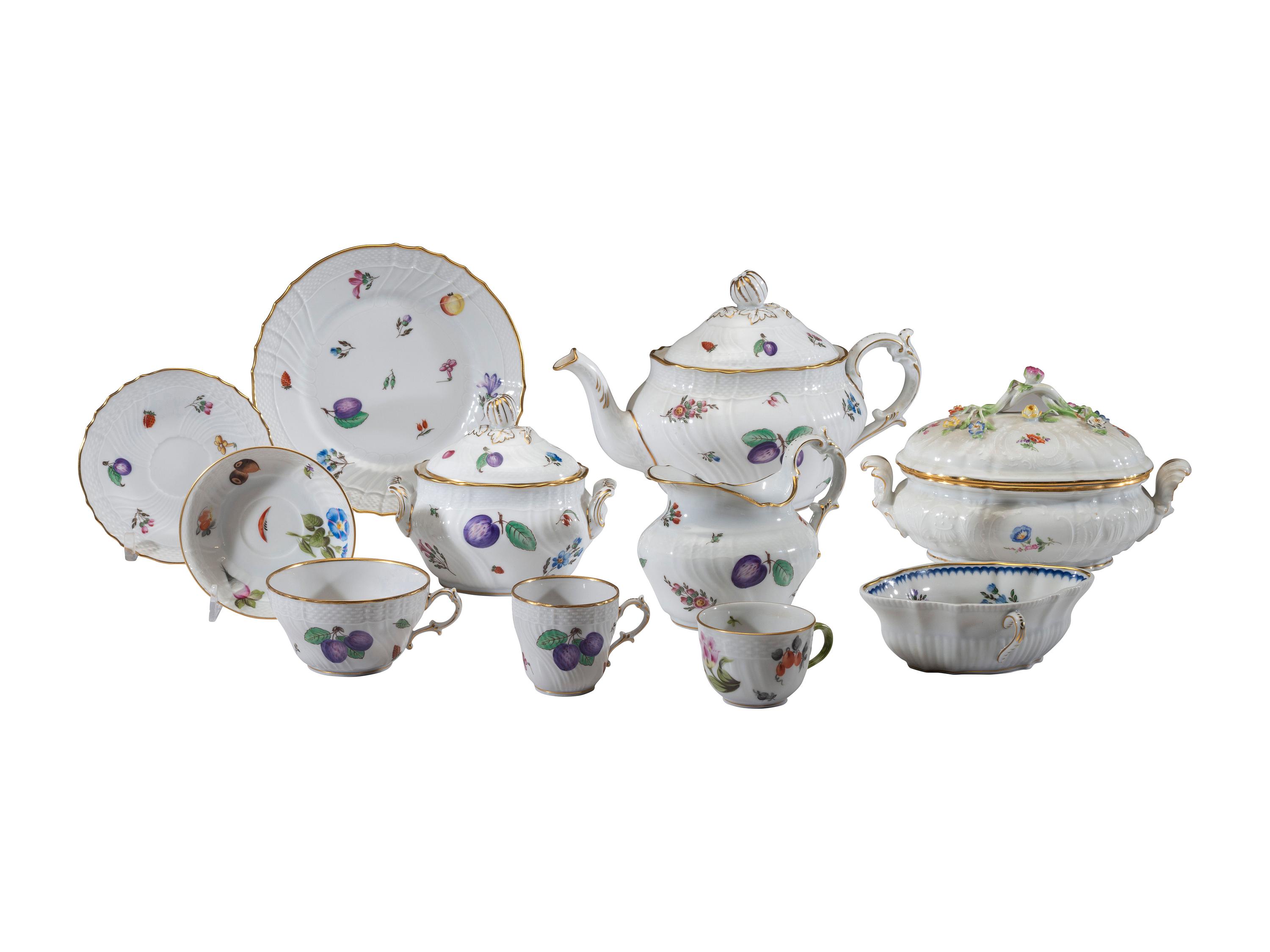 A Richard Ginori Parcel Gilt Porcelain Dessert Service