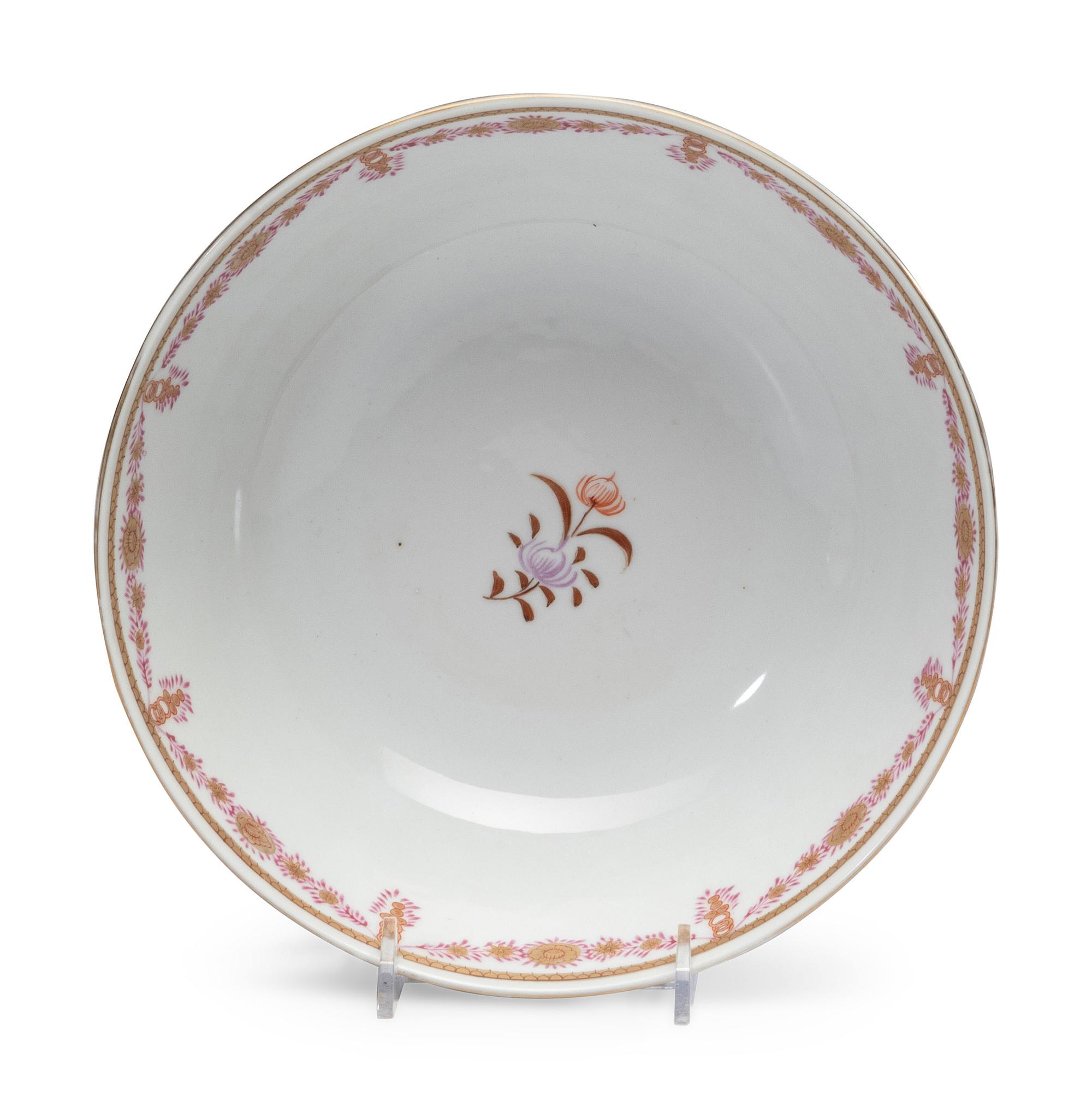 A Chinese Export Porcelain Dinner Service