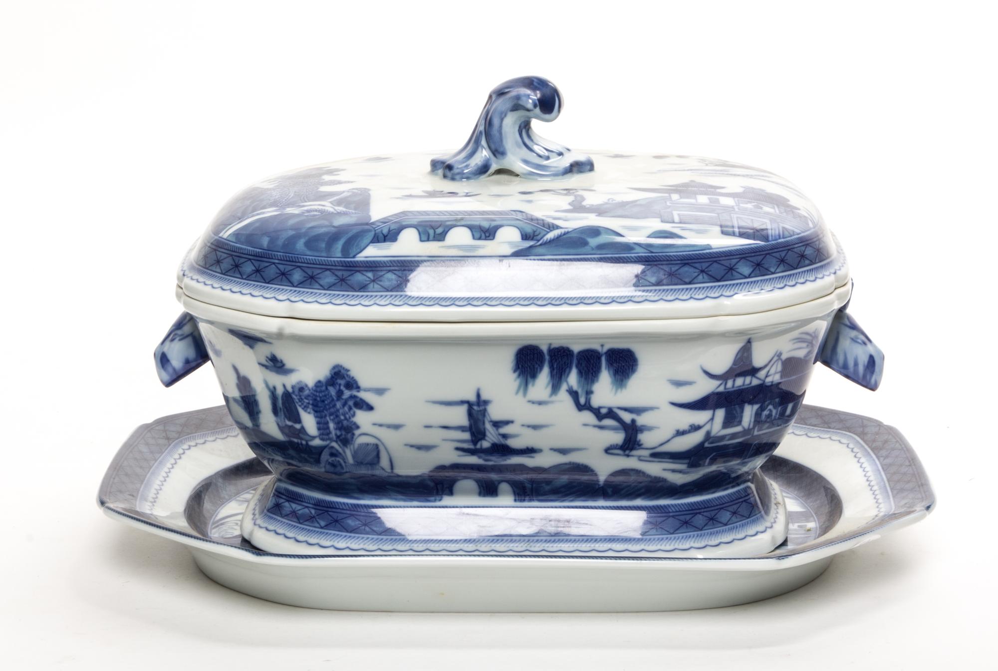 A Mottahedeh Covered Tureen and Stand Width of stand 16 inches. — SECOND HALF 20TH CENTURY