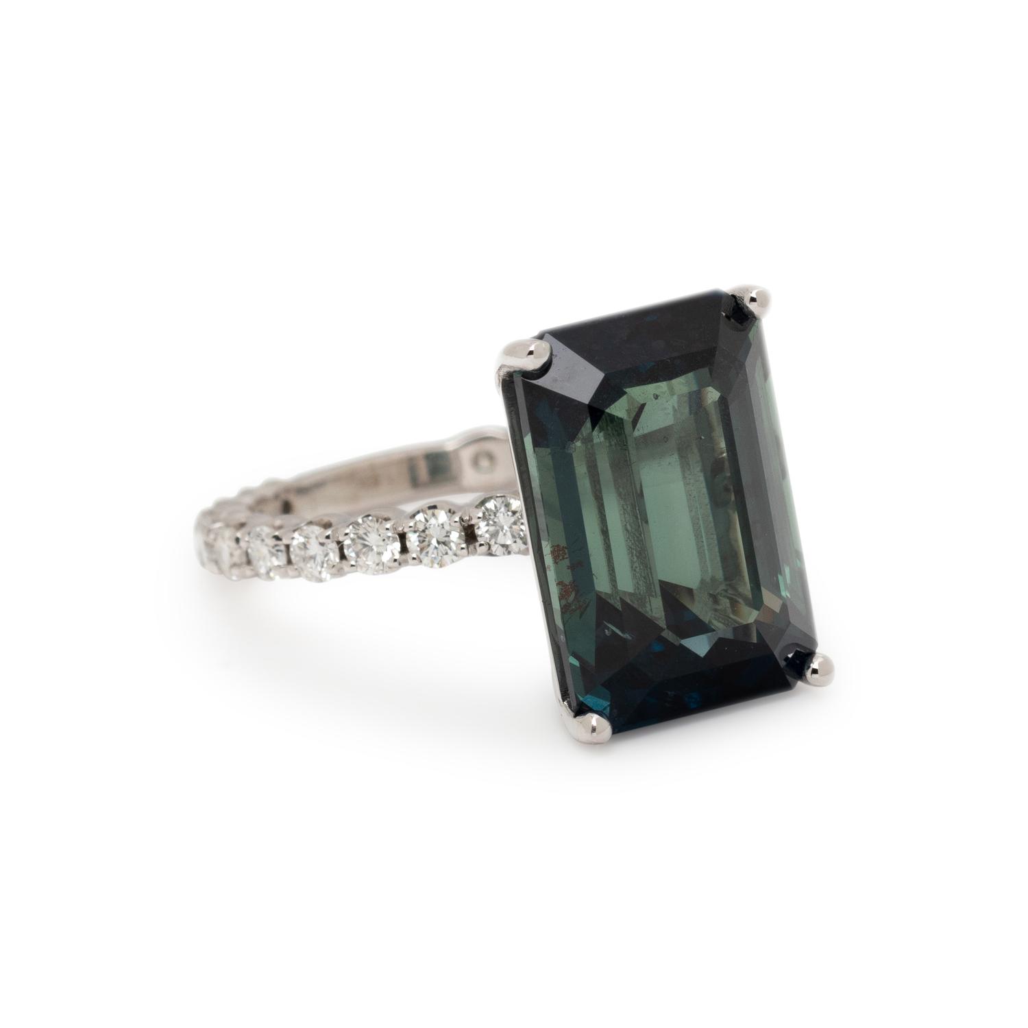 SAPPHIRE AND DIAMOND RING