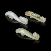 Three Chinese Jade 'Dragon' Belt Hooks, Daigou, Late 19th-20th Century 晚清-民國 玉帶鈎三枚