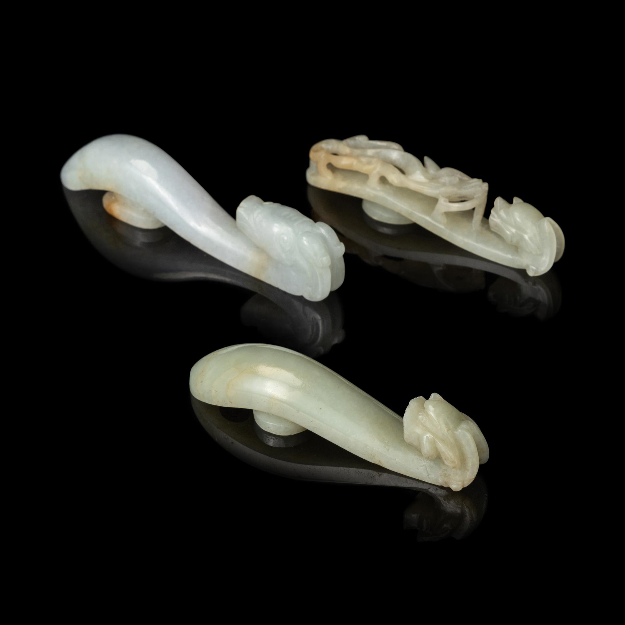 Three Chinese Jade 'Dragon' Belt Hooks, Daigou, Late 19th-20th Century 晚清-民國 玉帶鈎三枚