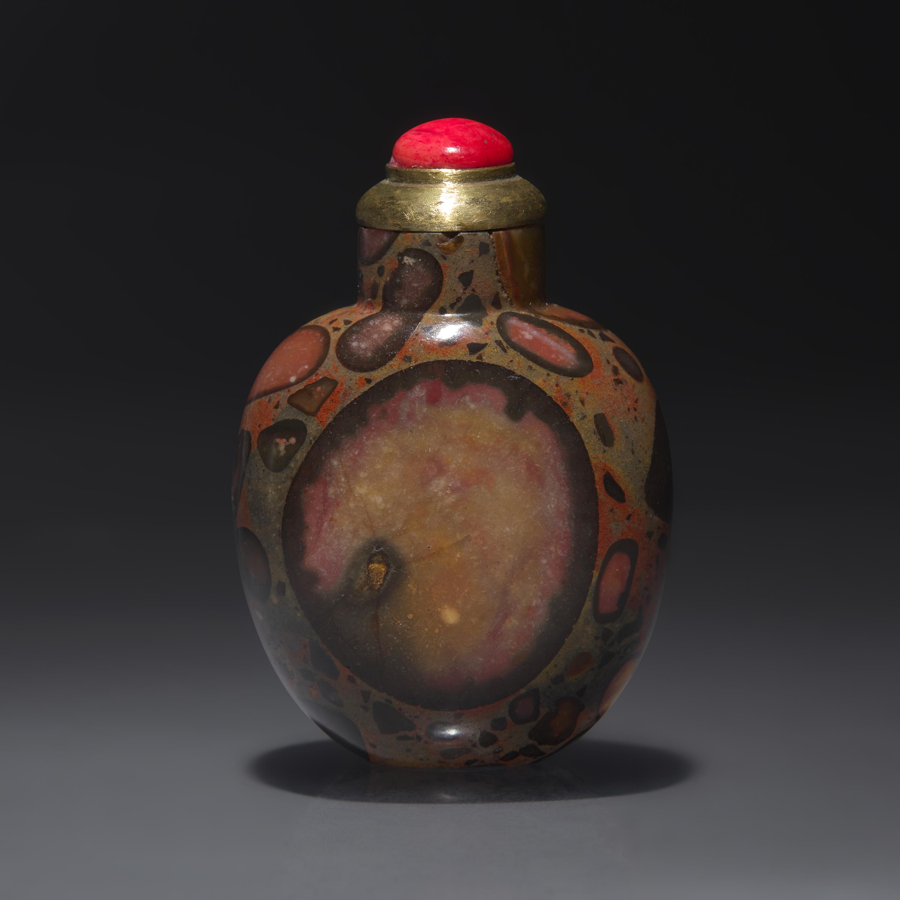 A Chinese Puddingstone Snuff Bottle, Qing Dynasty, Circa 1750-1850 — 1750–1860年 抱子石鼻煙壺