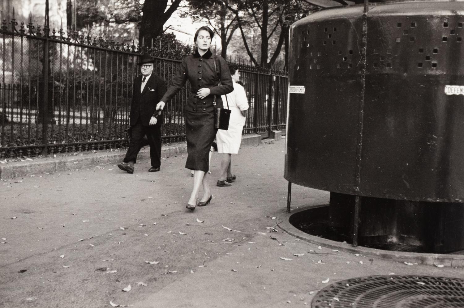 Ruth Orkin (1921-1985) Jinx Walking, Paris, 1952