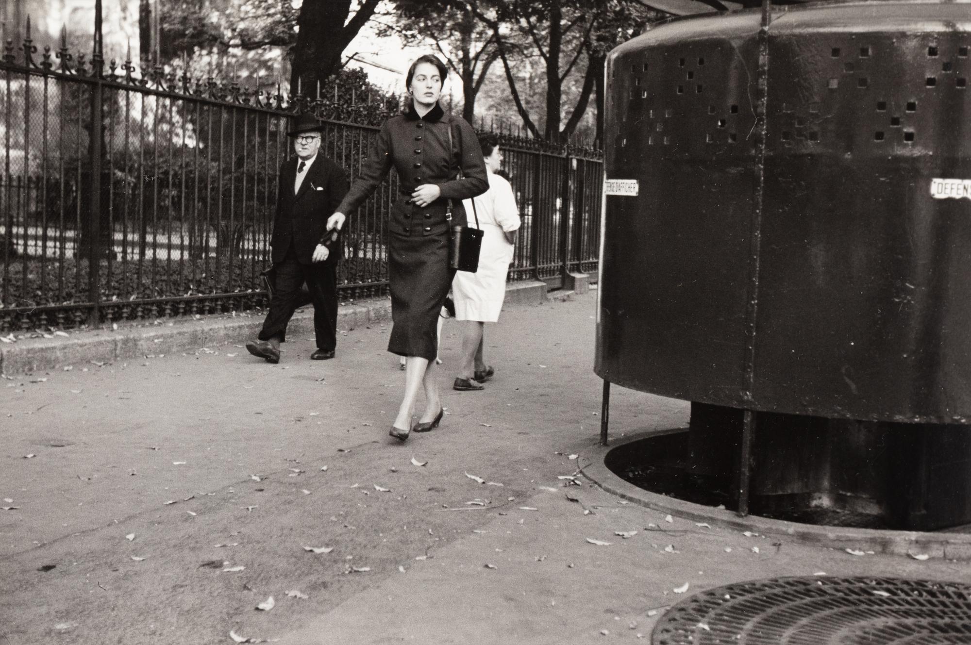 Ruth Orkin (1921-1985) Jinx Walking, Paris, 1952
