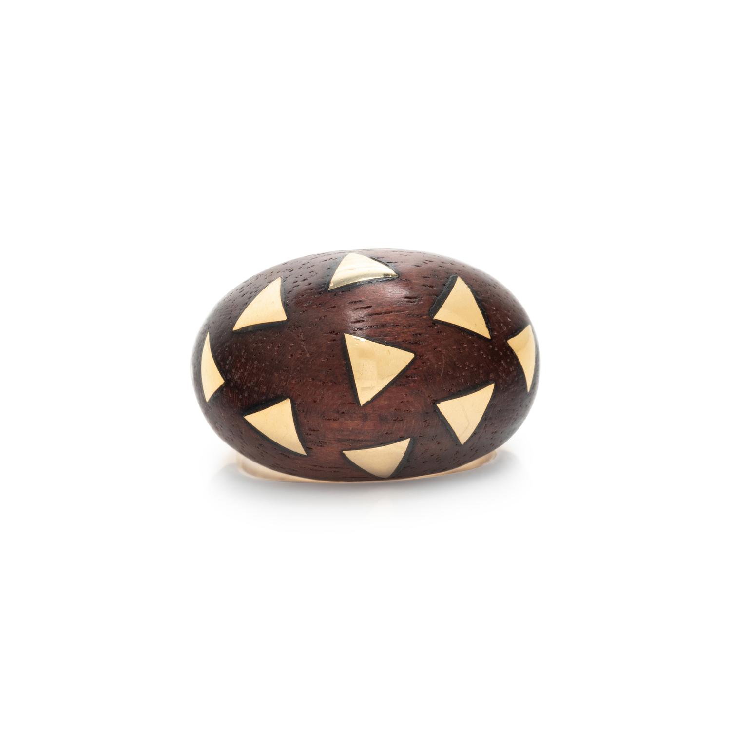 VAN CLEEF & ARPELS, YELLOW GOLD AND CARVED WOOD RING