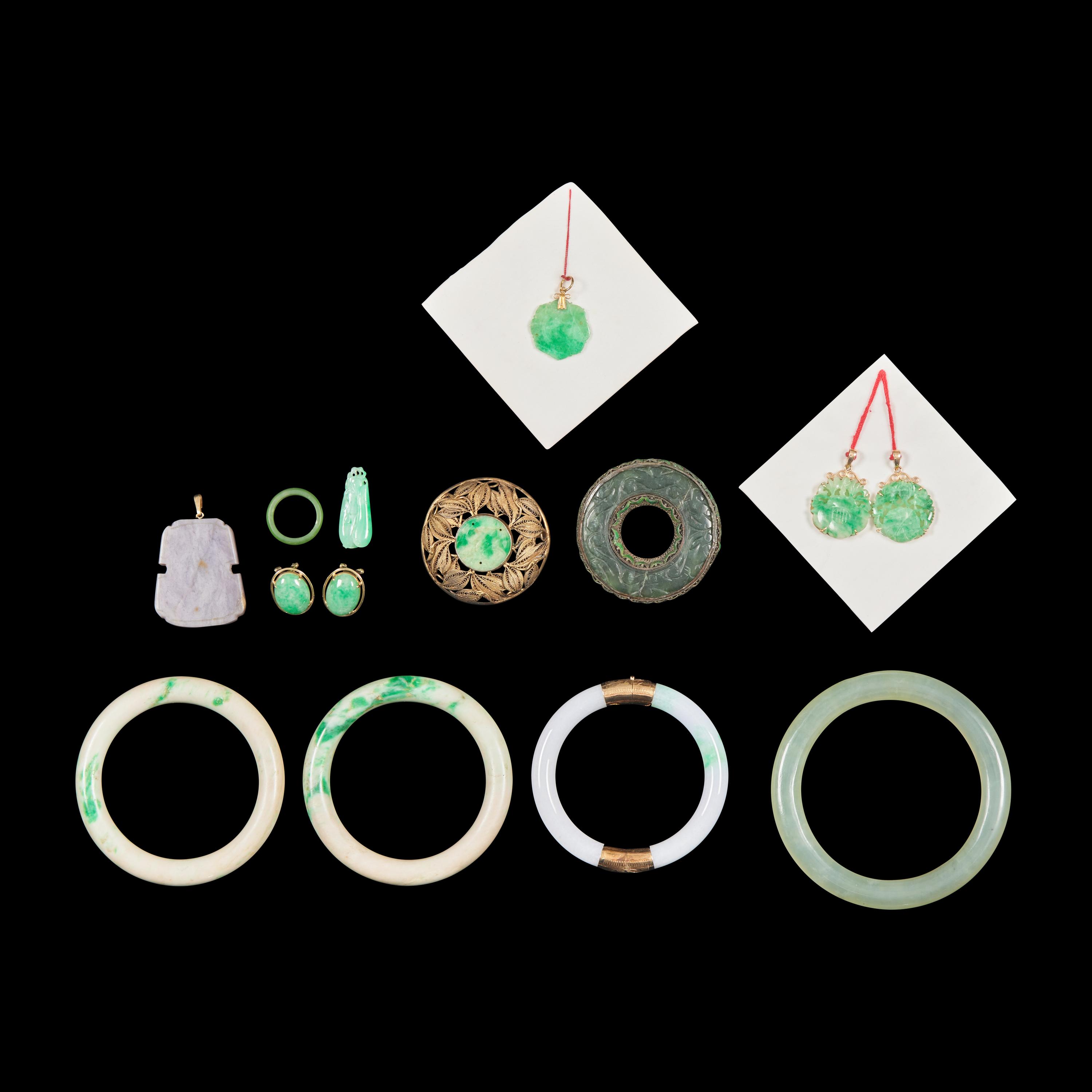 Thirteen Chinese Jadeite, Spinach Jade and Hardstone Jewelry Articles — 翡翠、碧玉等首飾一組十三件