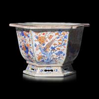A Chinese Export "Imari" Palatte Hexagonal Jardiniere, Kangxi Period — 清康熙 外銷伊萬裡式花鳥圖六方形花盆