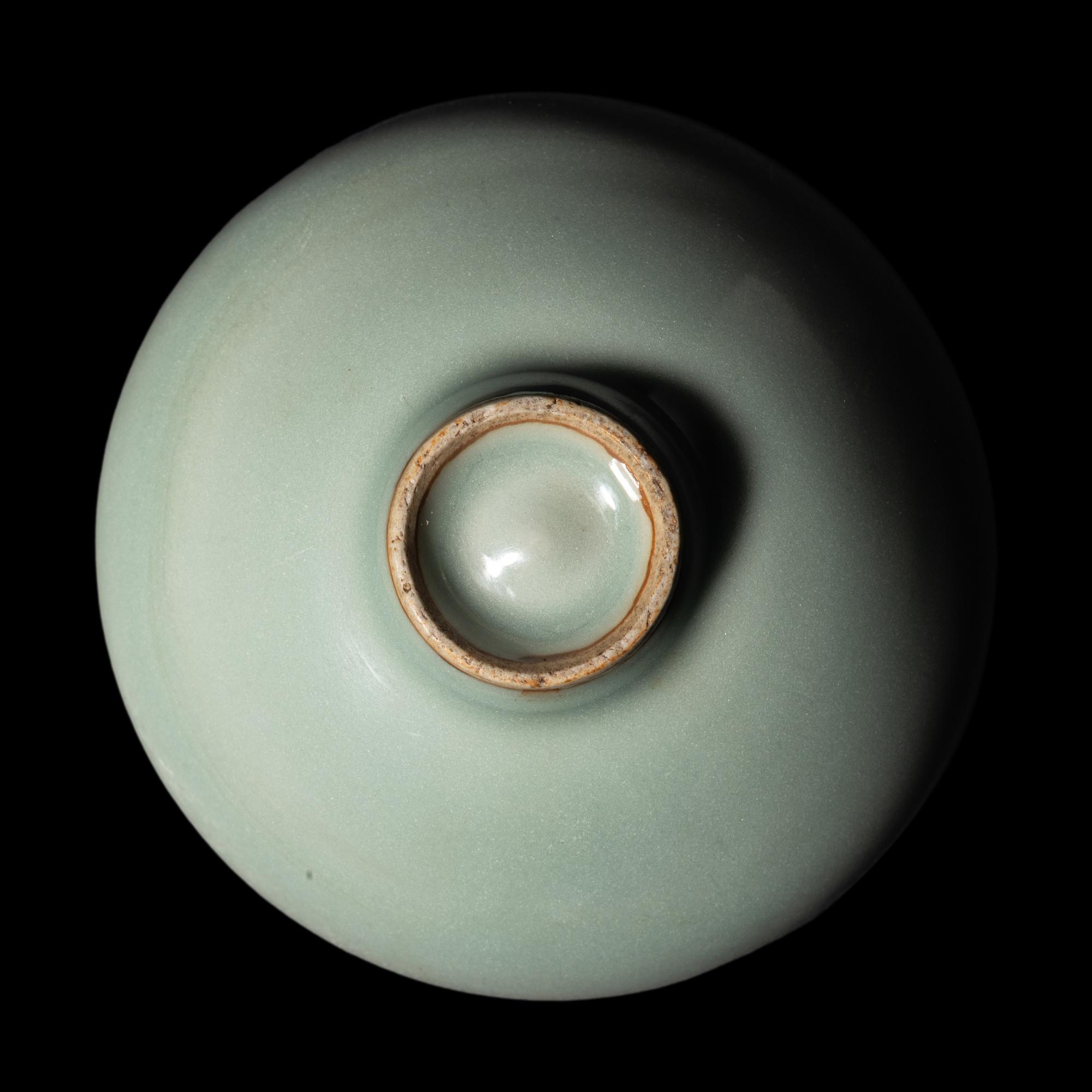 A Chinese Song -Style Longquan Celadon Glazed Porcelain Bowl 龍泉窯青釉碗