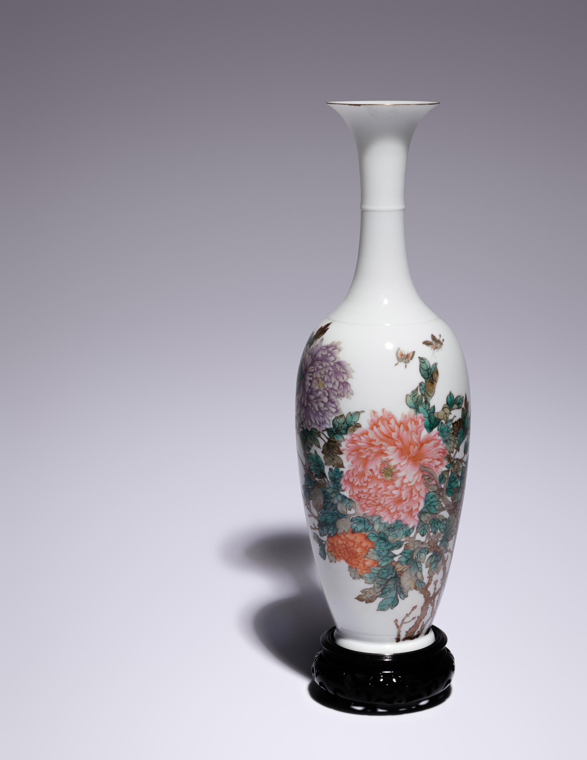 A Famille Rose Porcelain Amphora Vase