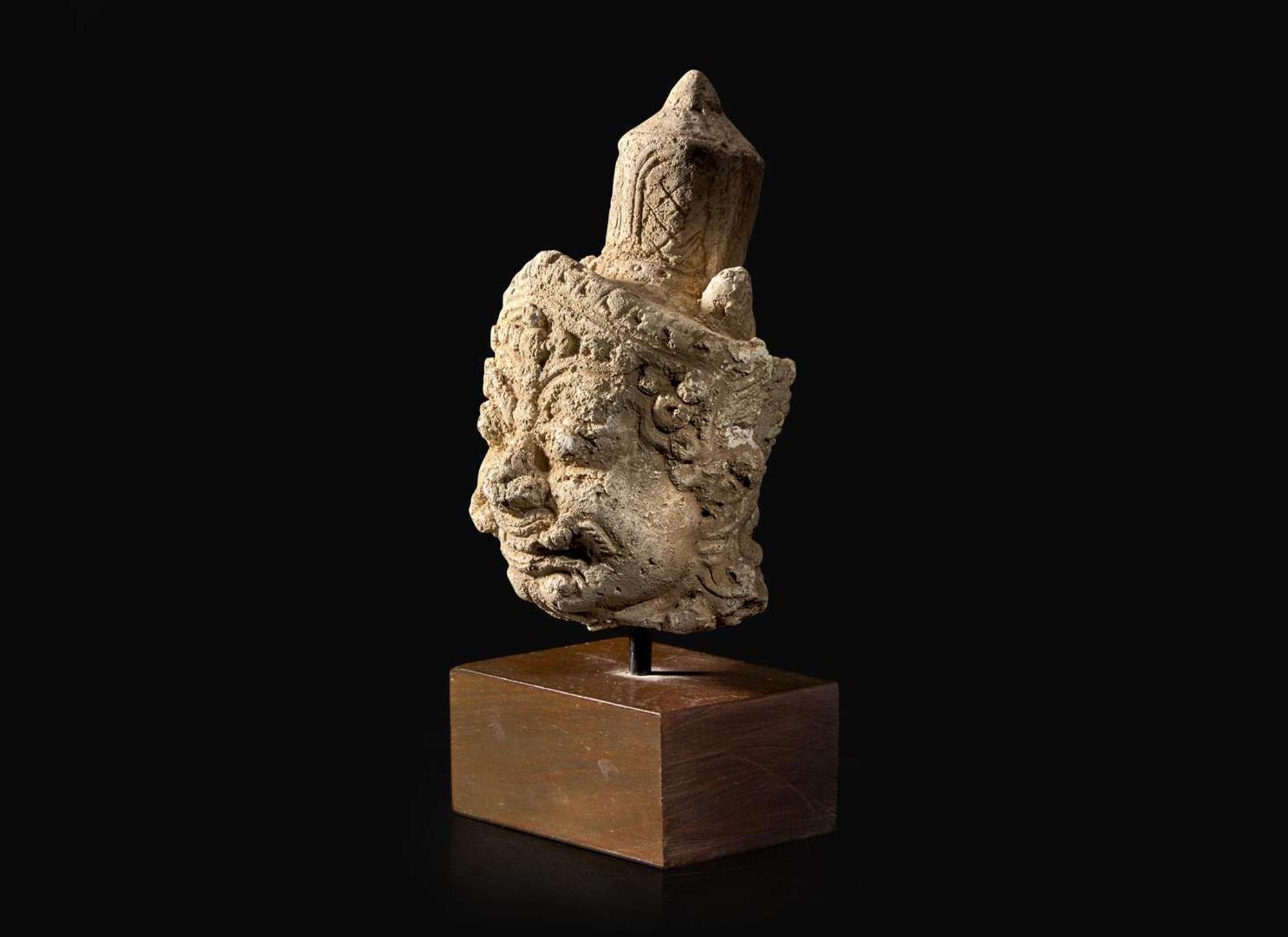 A Thai stucco head of a guardian and a large Thai vessel fragment, 14th-15th century 暹羅石灰岩雕及陶片 十四至十五世紀