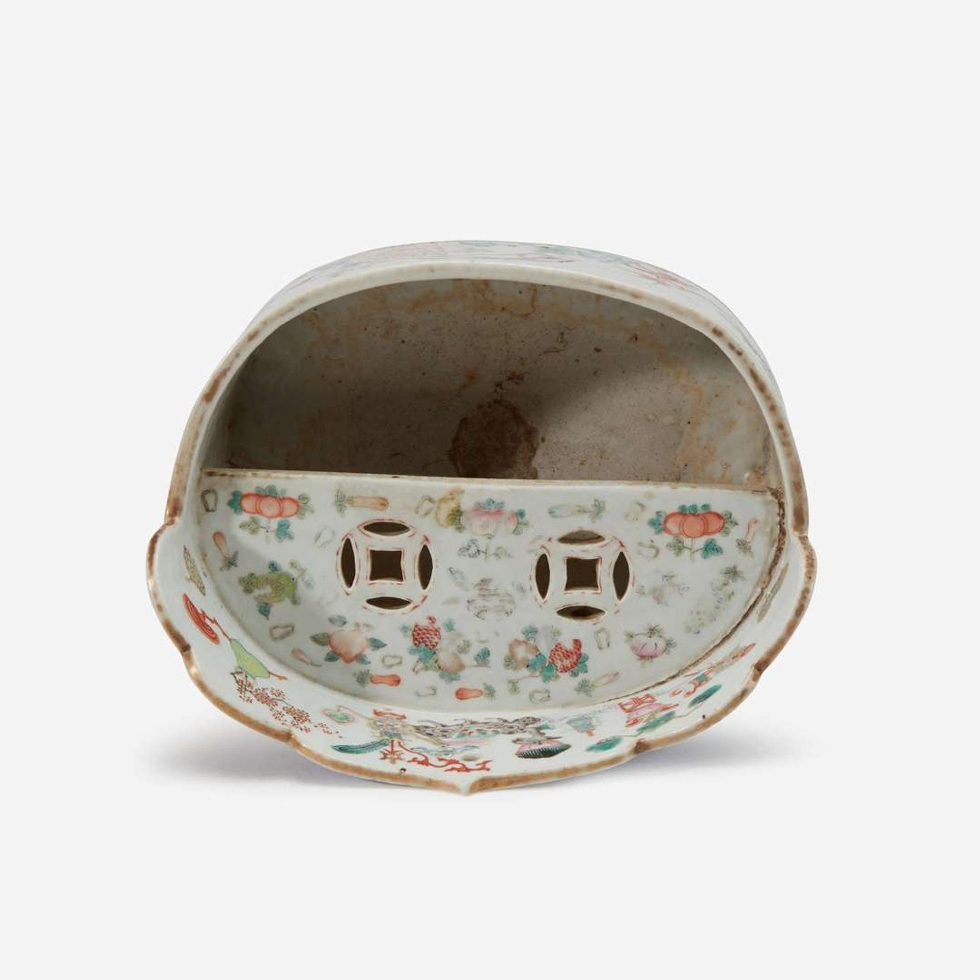 An unusual Chinese famille-rose decorated porcelain oval vessel 粉彩椭圆花盆 19th century ????