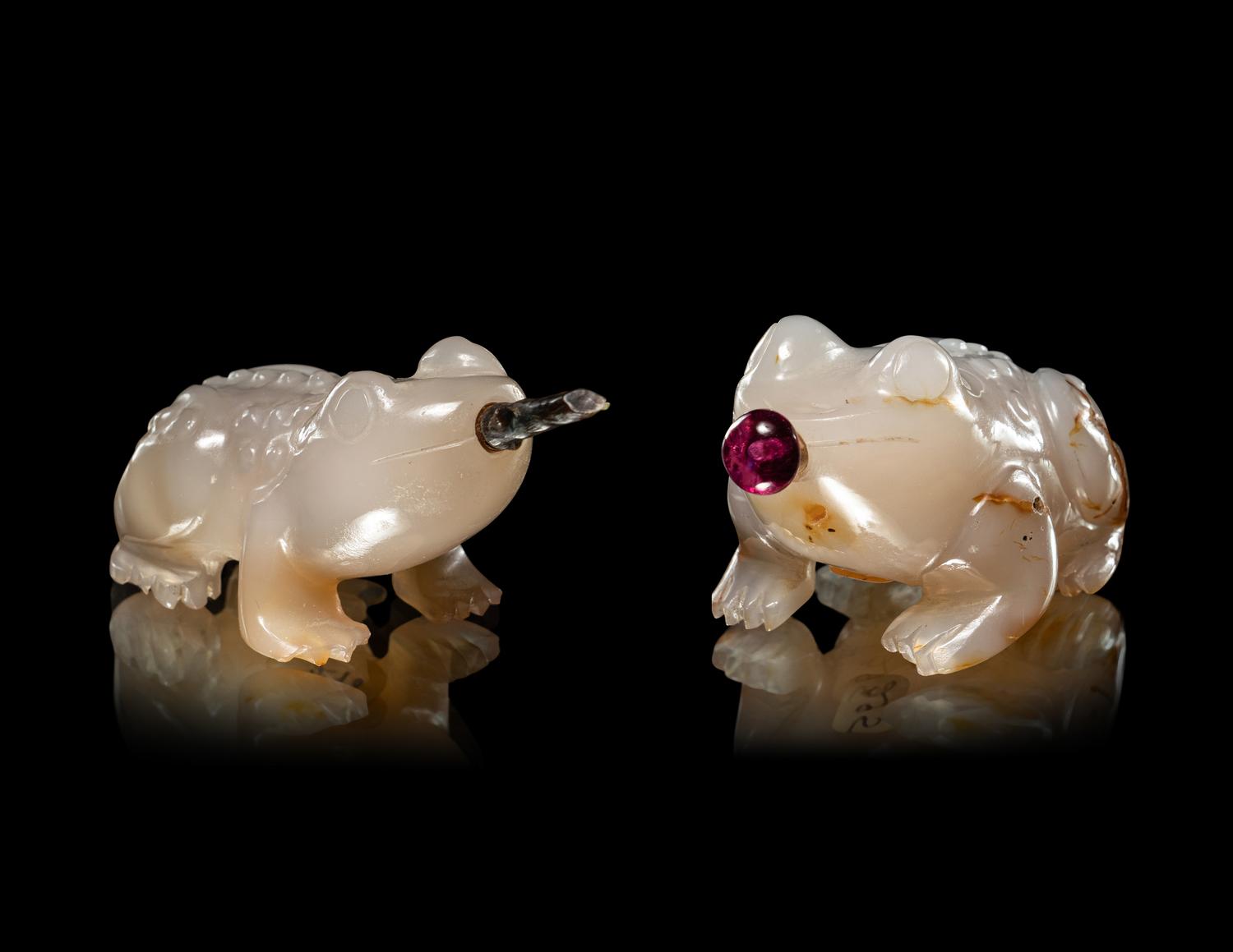 Two Carved Agate 'Frog' Snuff Bottles