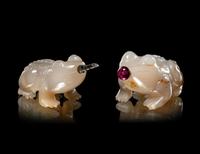 Two Carved Agate 'Frog' Snuff Bottles