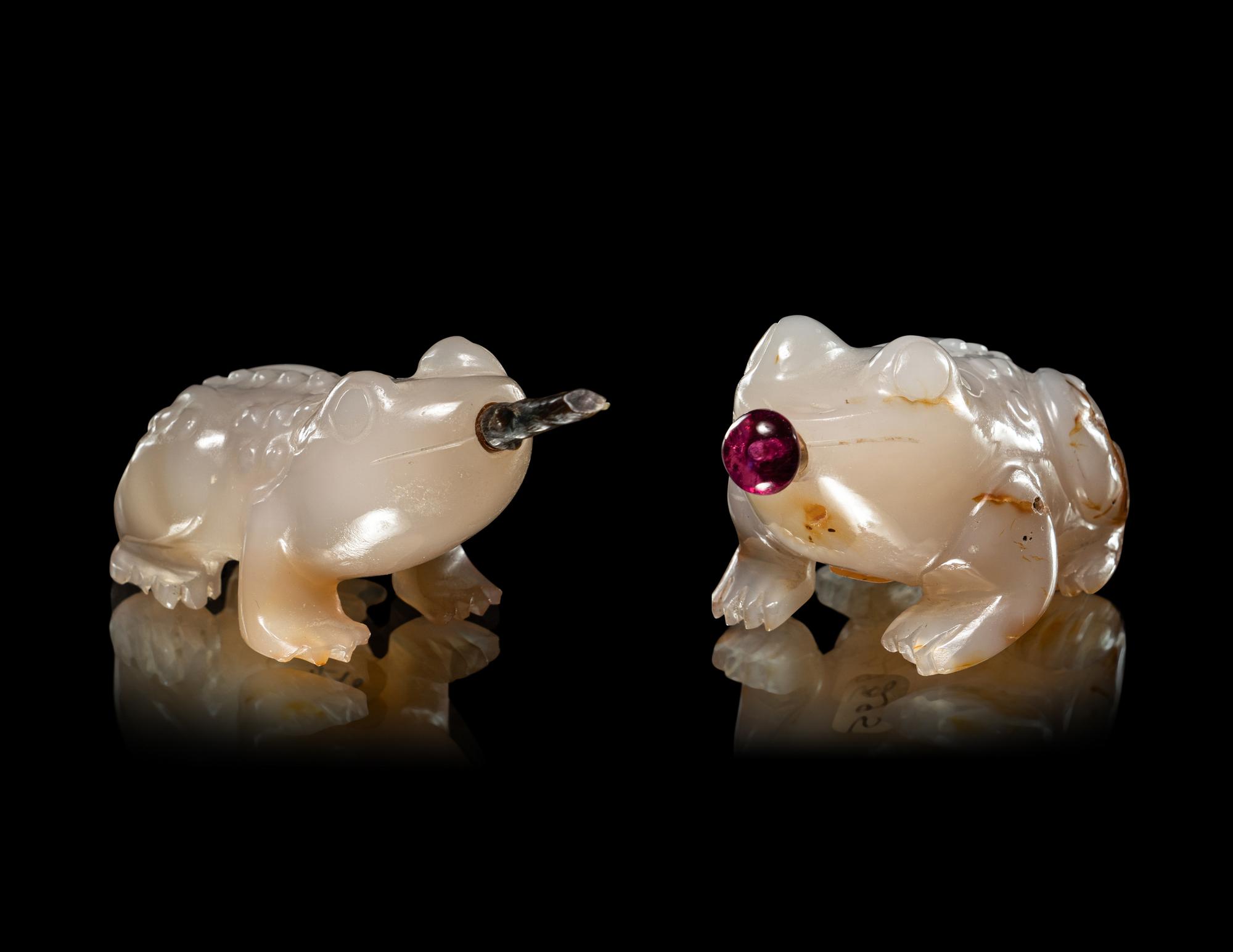 Two Carved Agate 'Frog' Snuff Bottles