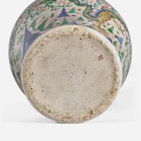A Chinese Wucai decorated "Dragons" jar 五彩龍紋罐 17th century ????