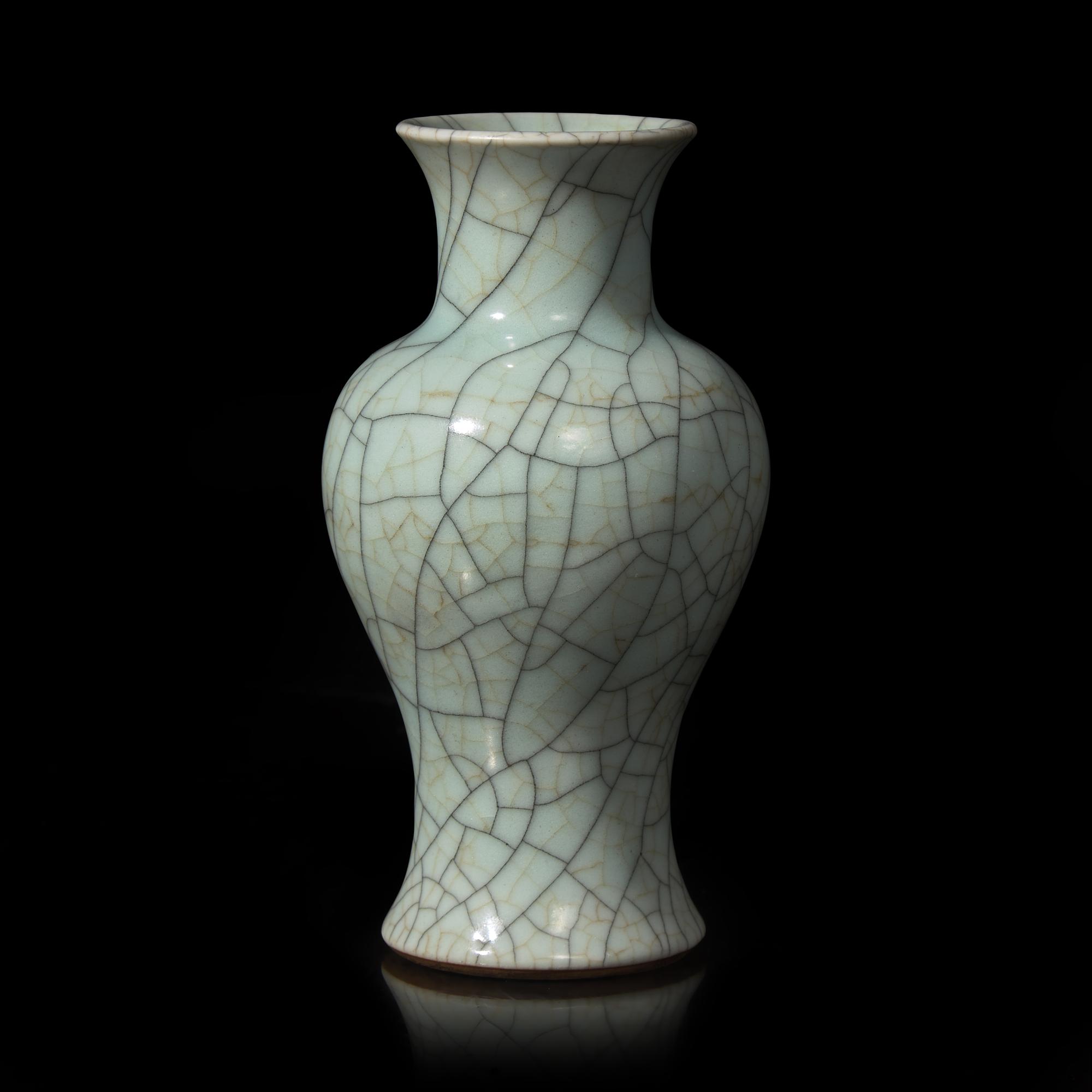 A Chinese Ge Type Baluster Vase, Qing Dynasty 清 哥窯賞瓶