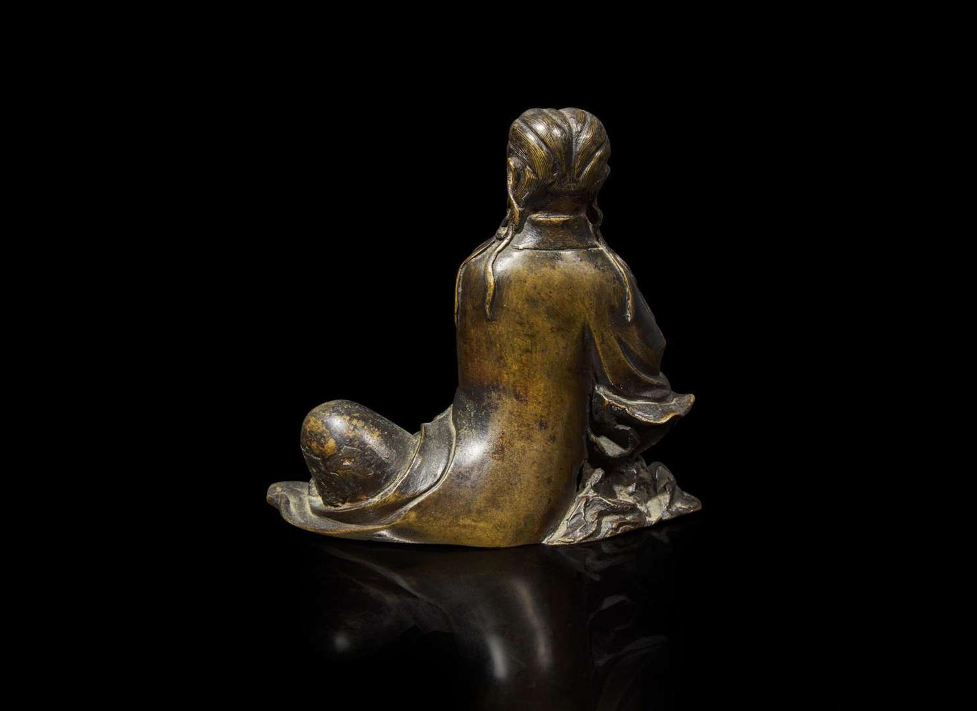 A small Chinese patinated bronze figure of Guanyin seated, 17th/18th century 加漆觀音銅塑 十七或十八世紀