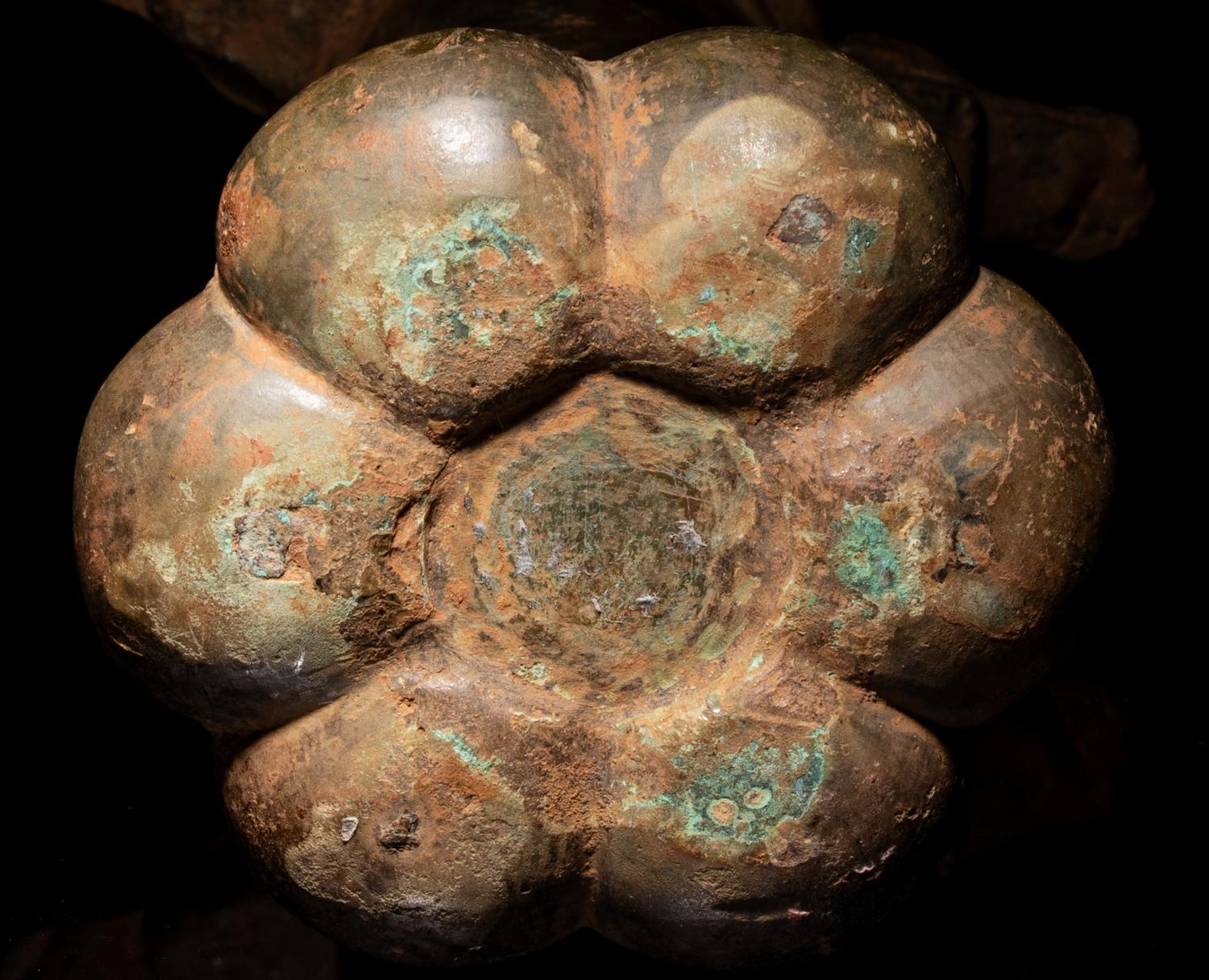 An Archaic Bronze Vessel 銅獣足形器