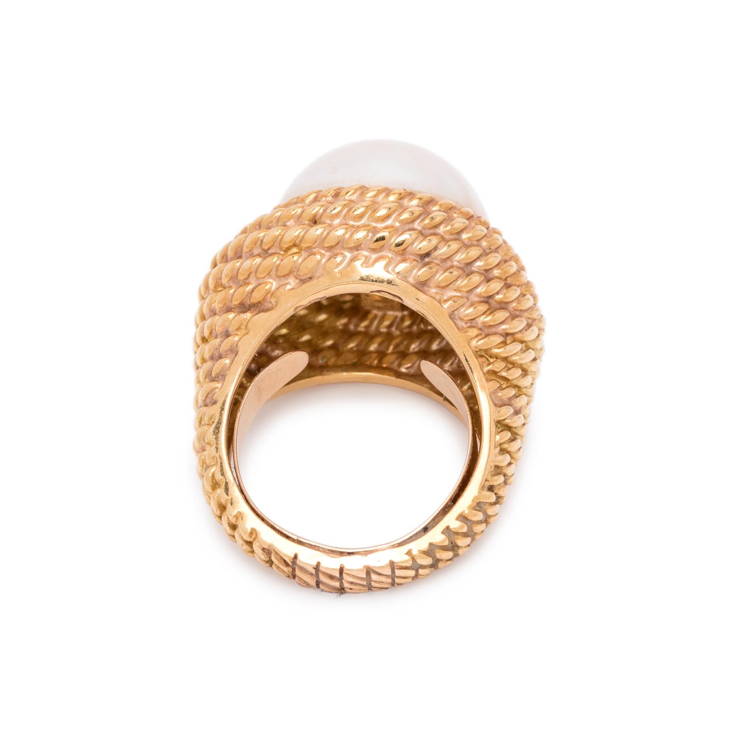 YELLOW GOLD AND CULTURED MABE PEARL RING