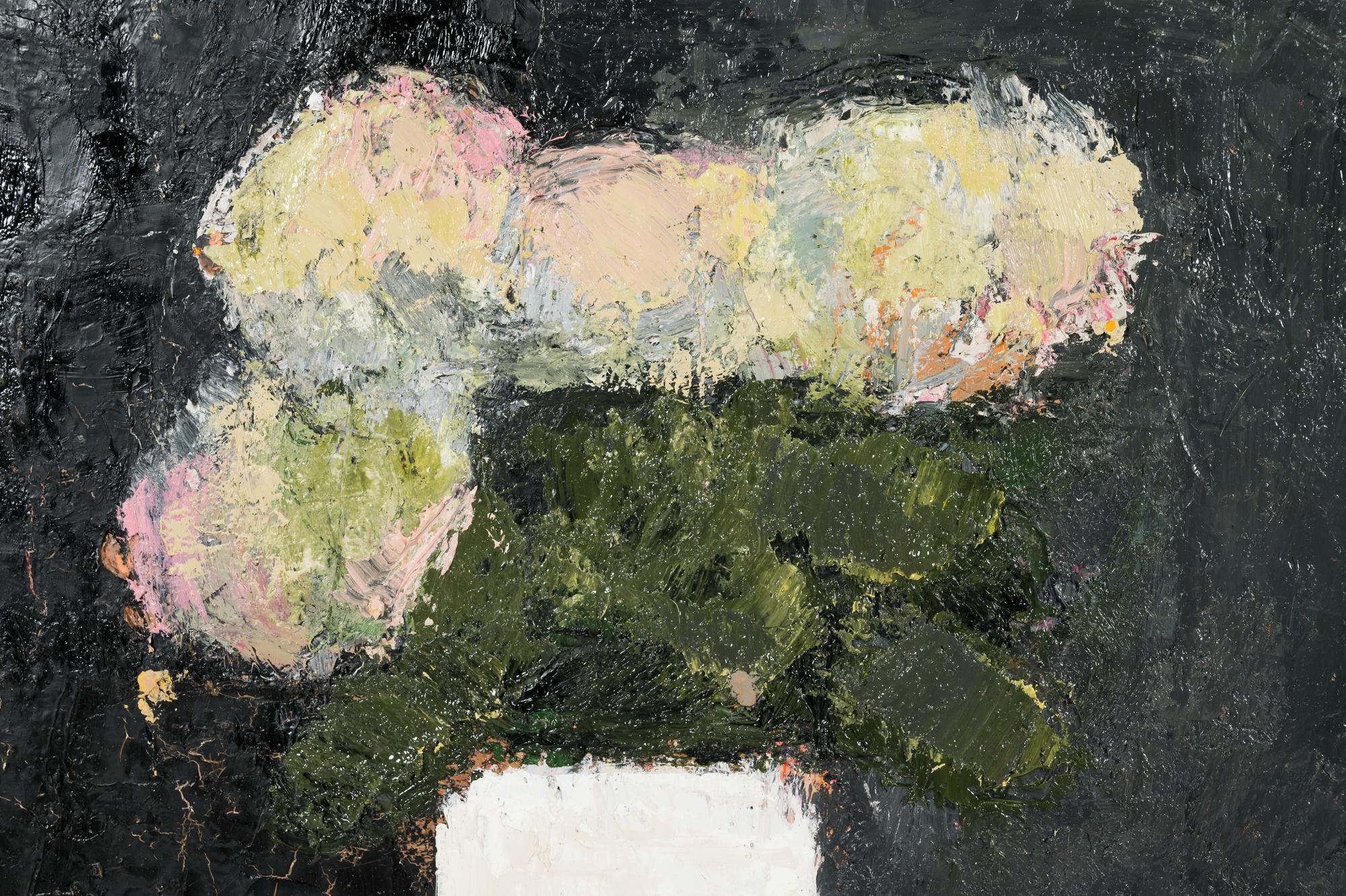 Nature morte grise et noire aux hortensias
