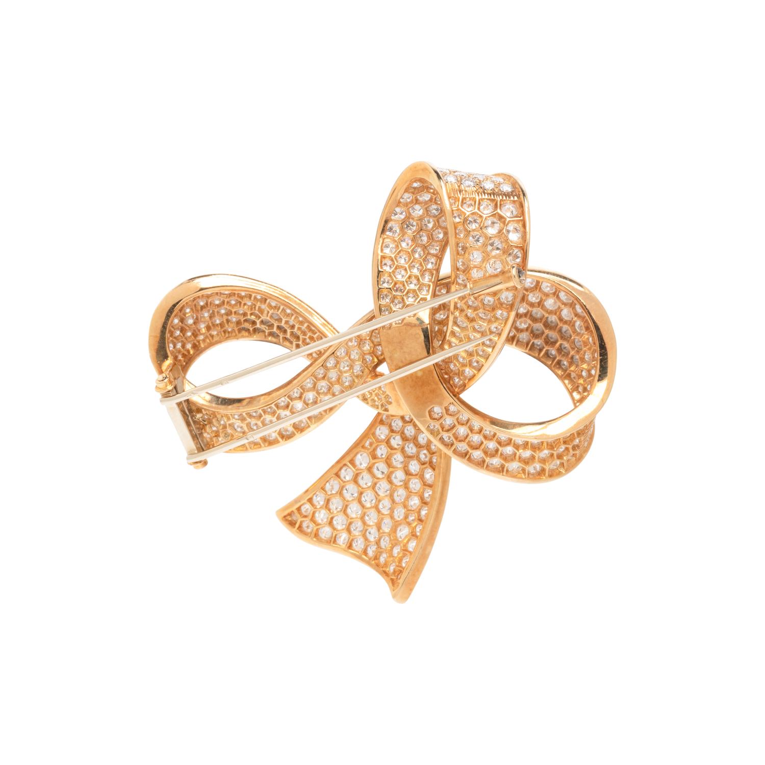 BOUCHERON, YELLOW GOLD AND DIAMOND BOW BROOCH