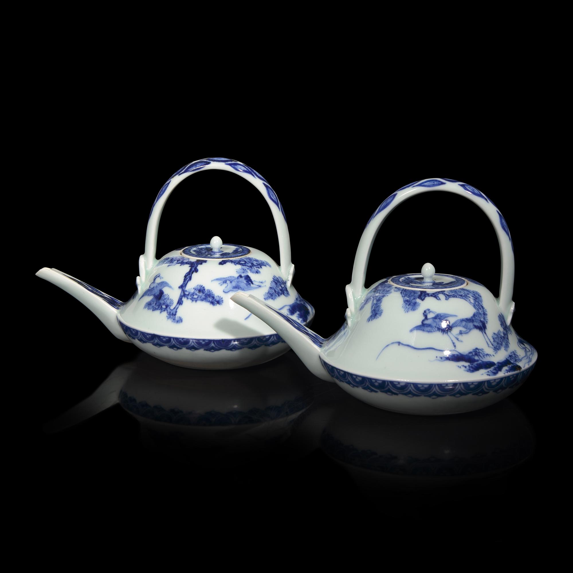 A Pair of Japanese Hirado Blue and White Sake Pots, Late Edo to Meiji Period — 日本江戶-明治時代 平戶燒青花酒壺兩支