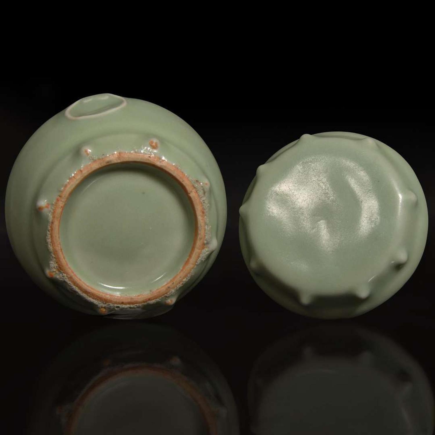 A Chinese Longquan celadon small covered jar 龍泉窯青釉小蓋罐 Ming dynasty or later ????