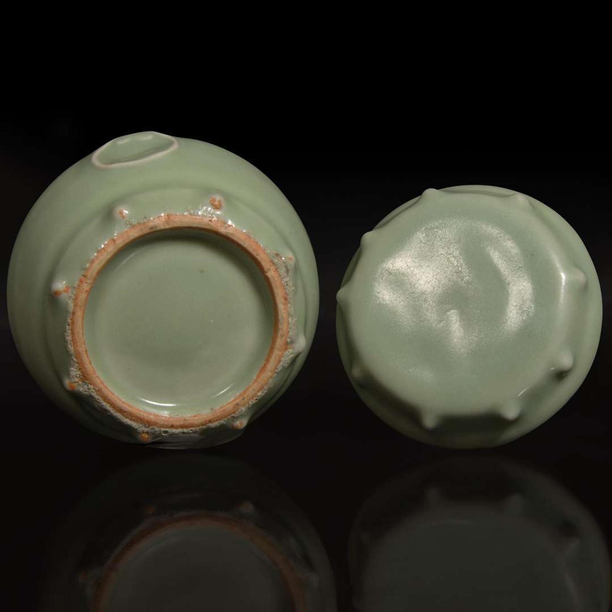 A Chinese Longquan celadon small covered jar 龍泉窯青釉小蓋罐 Ming dynasty or later ????