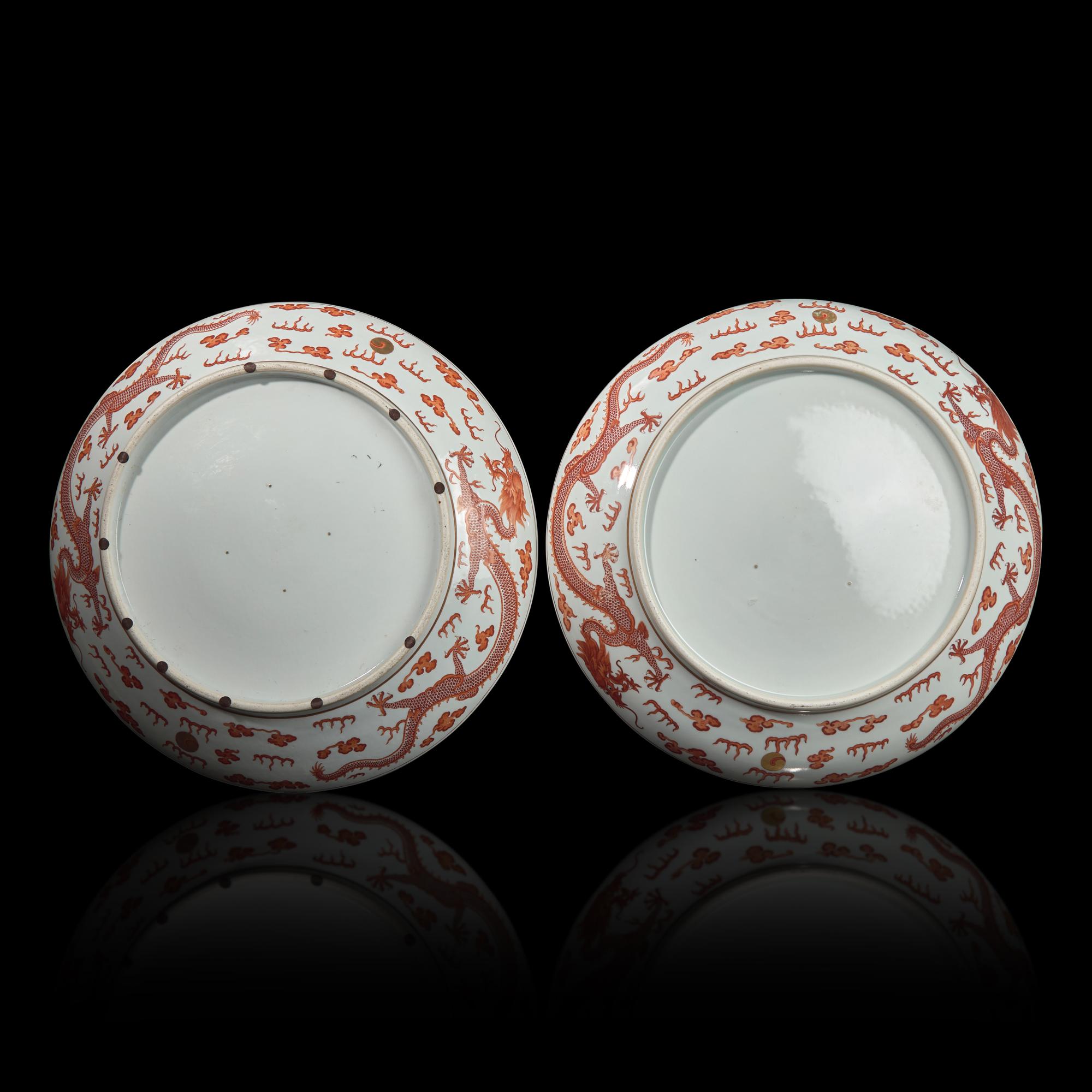 A Pair of Large Chinese Iron-Red Decorated 'Dragons' Chargers, Late Qing Dynasty 清晚期 礬紅彩龍戲珠賞盤一對