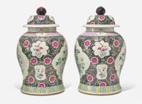 A pair of Chinese famille rose-decorated black ground jars and covers, Qing dynasty 粉彩墨地大蓋罐一對 清