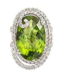 An 18 Karat White Gold, Peridot and Diamond Ring, 16.80 dwts.