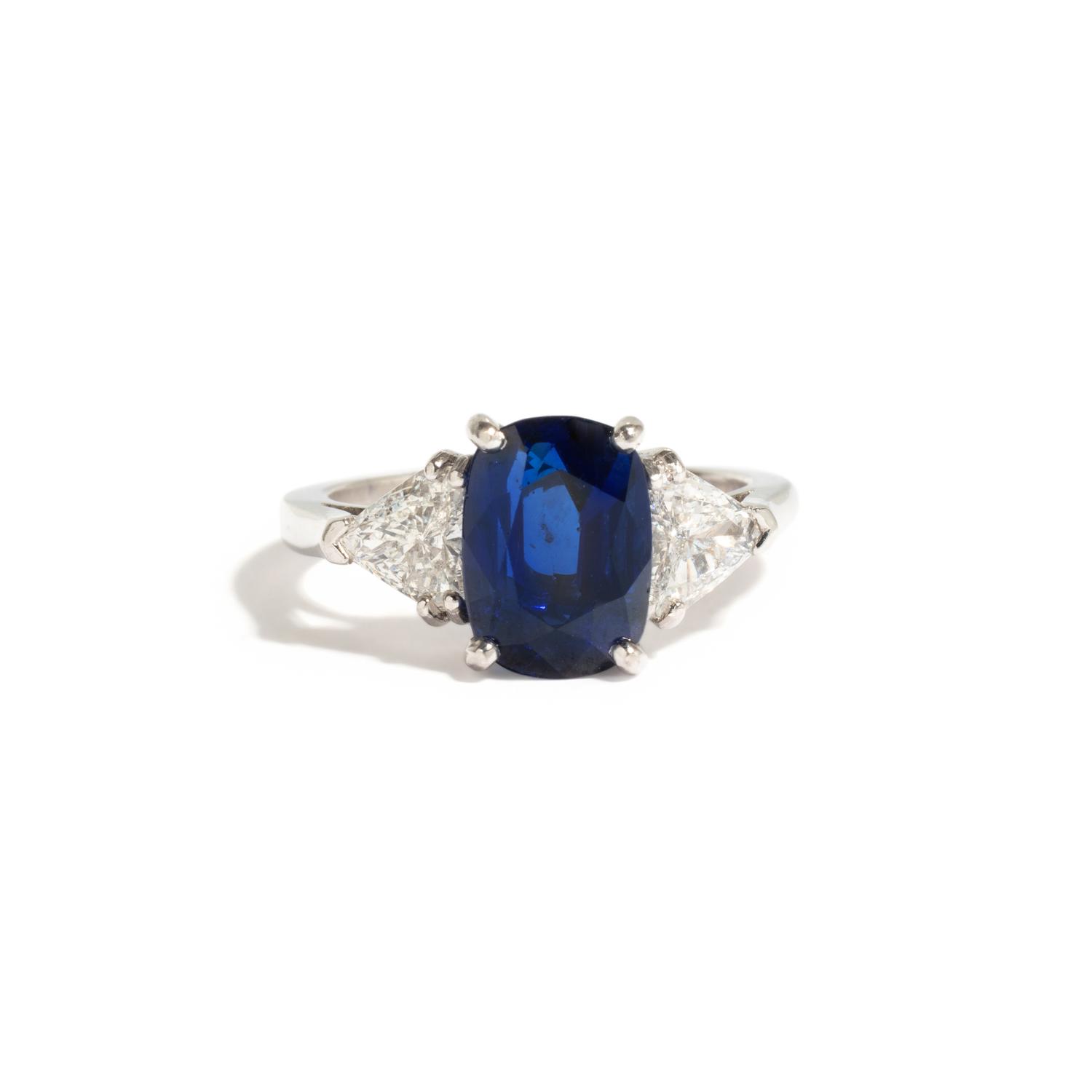 SAPPHIRE AND DIAMOND RING