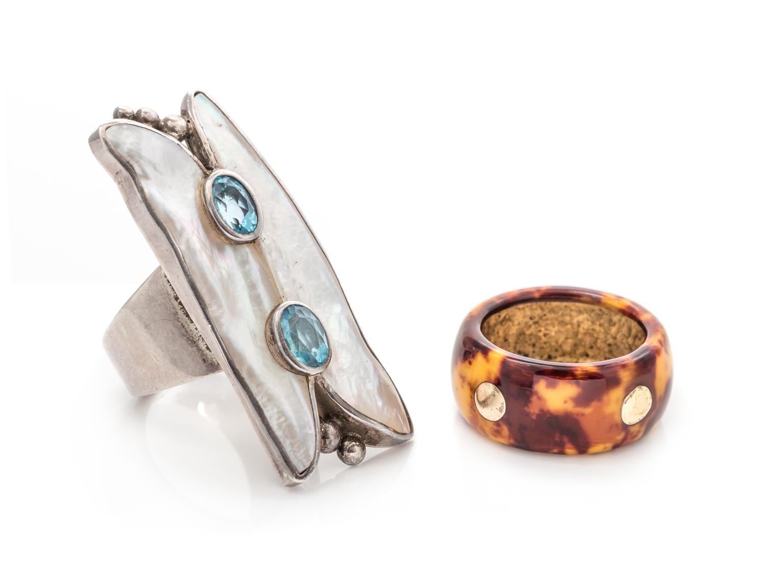 A Collection of Sterling Silver, Mother-of-Pearl, Resin and Blue Gemstone Rings, 17.50 dwts.