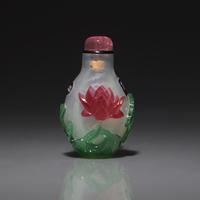 A Small Chinese Multicolor Overlay Glass Snuff Bottle, Circa 1750-1820 1750-1820年 雪霏地套料荷花圖鼻烟壺