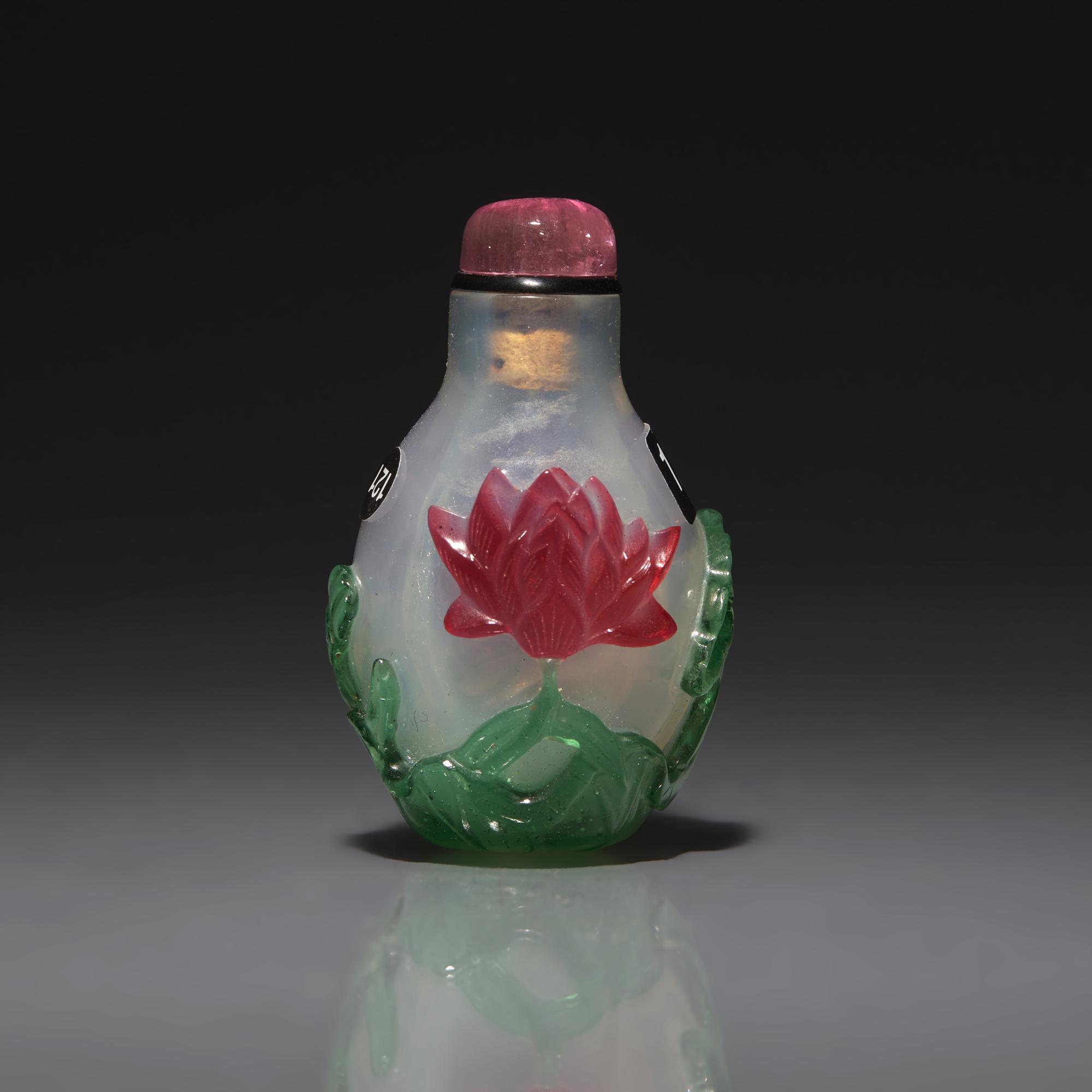A Small Chinese Multicolor Overlay Glass Snuff Bottle, Circa 1750-1820 1750-1820年 雪霏地套料荷花圖鼻烟壺