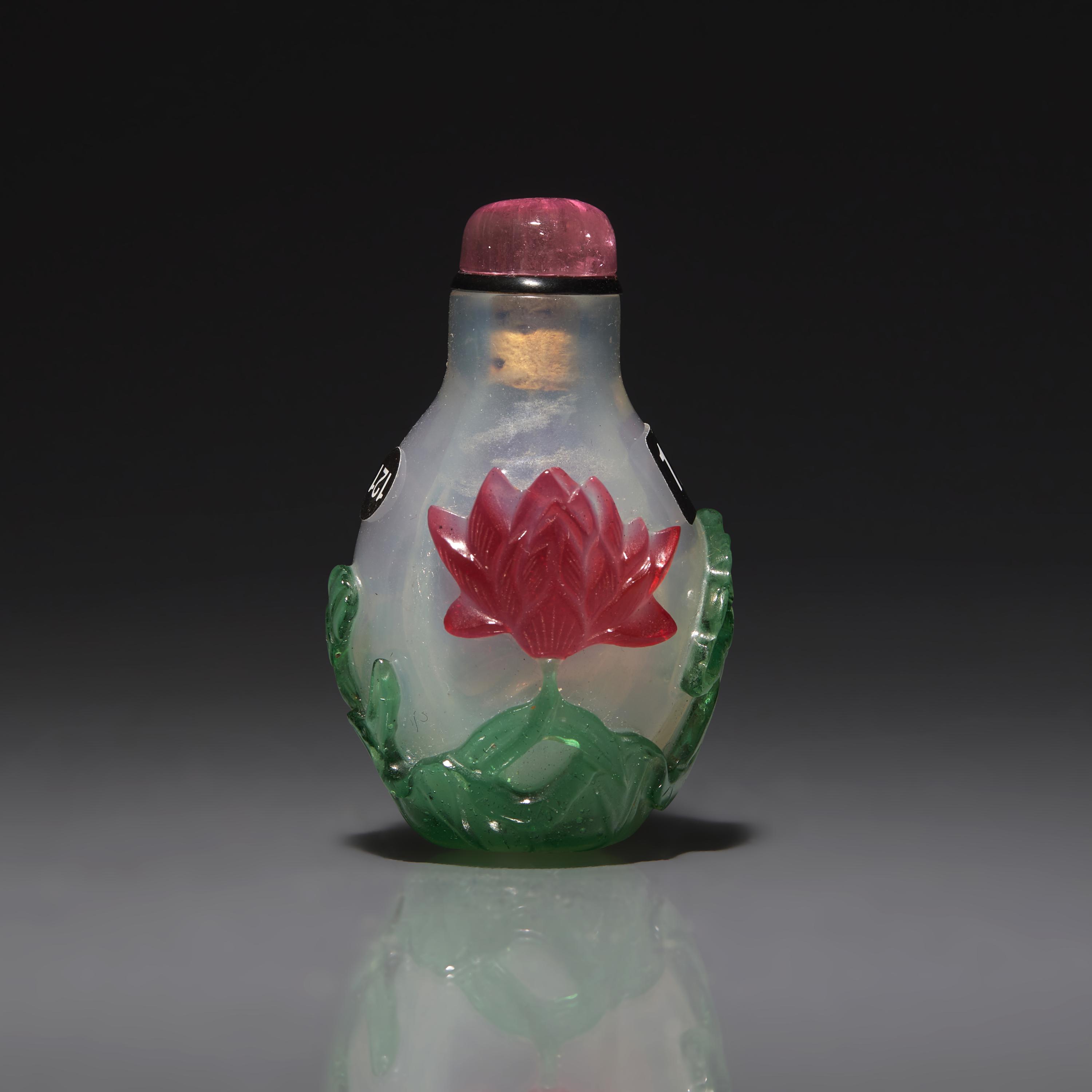 A Small Chinese Multicolor Overlay Glass Snuff Bottle, Circa 1750-1820 1750-1820年 雪霏地套料荷花圖鼻烟壺
