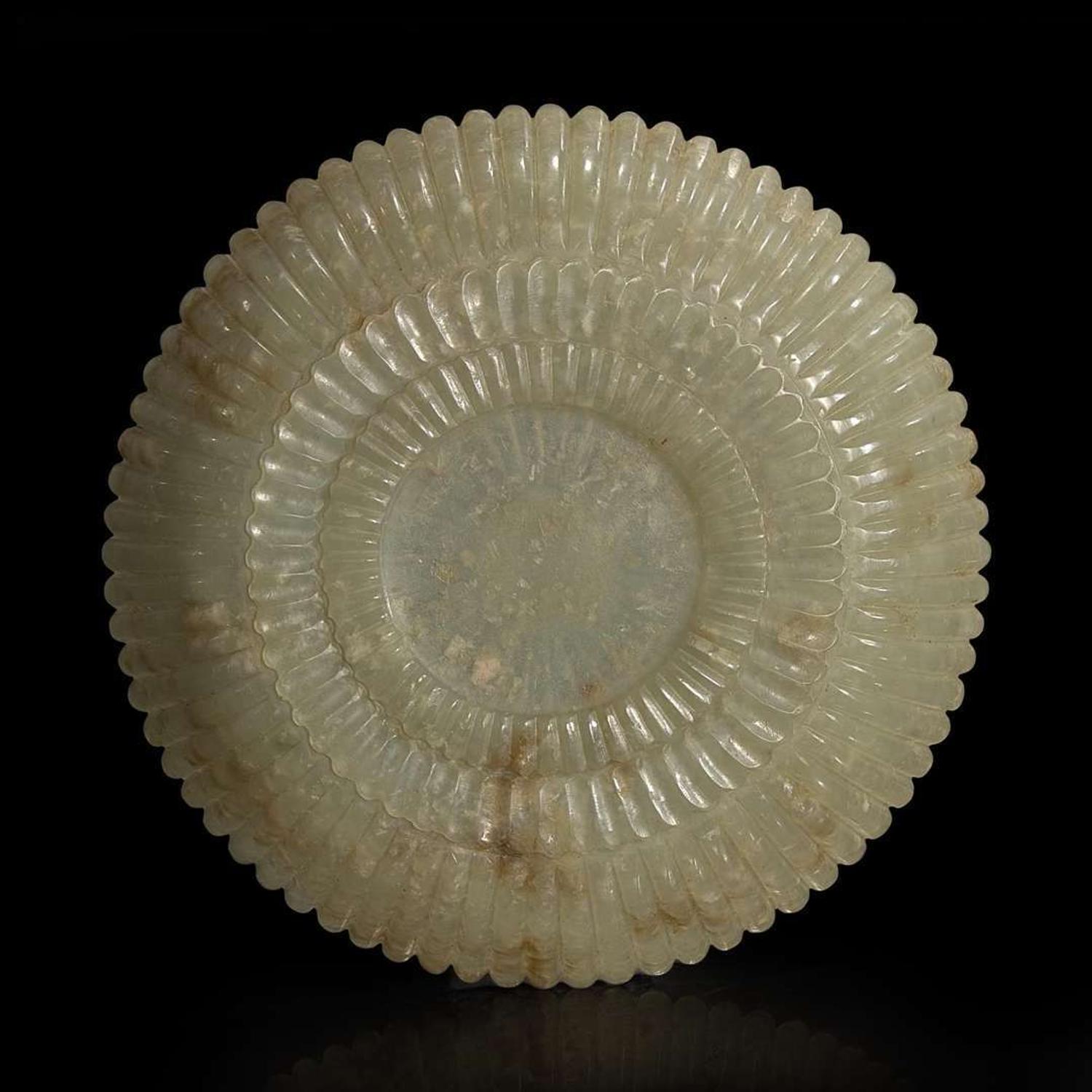 A Mughal-style carved jade chrysanthemum dish 痕都斯坦风格玉雕菊花盘 18th/19th century ???????