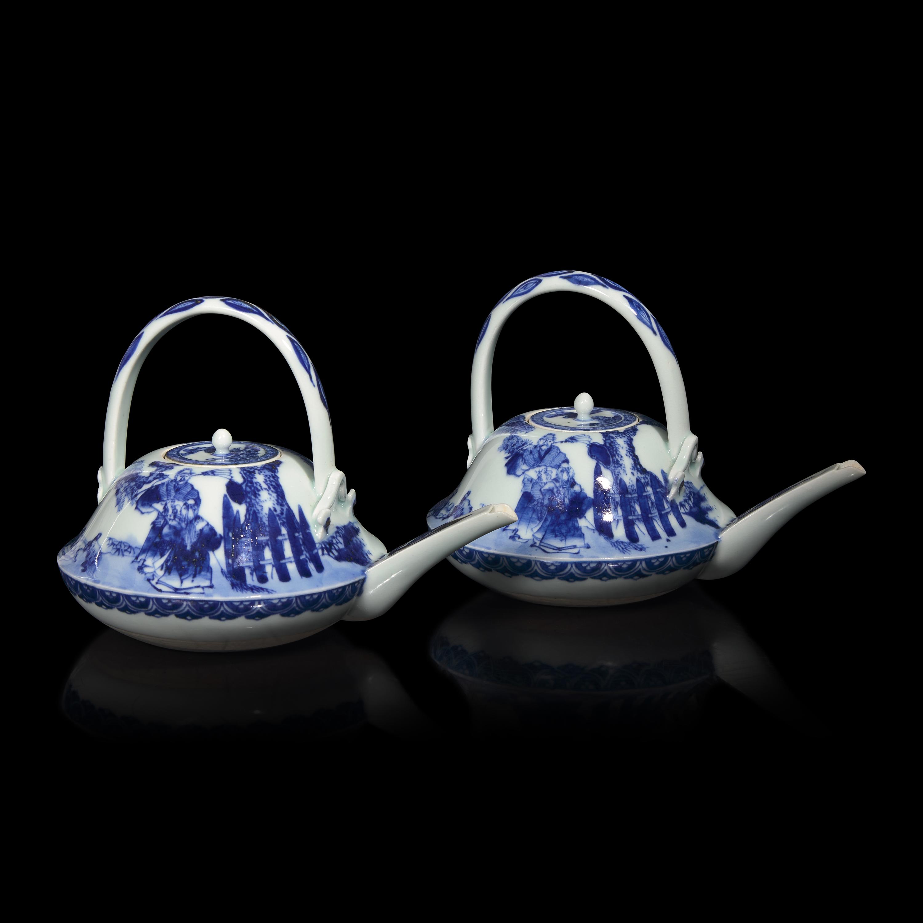 A Pair of Japanese Hirado Blue and White Sake Pots, Late Edo to Meiji Period — 日本江戶-明治時代 平戶燒青花酒壺兩支