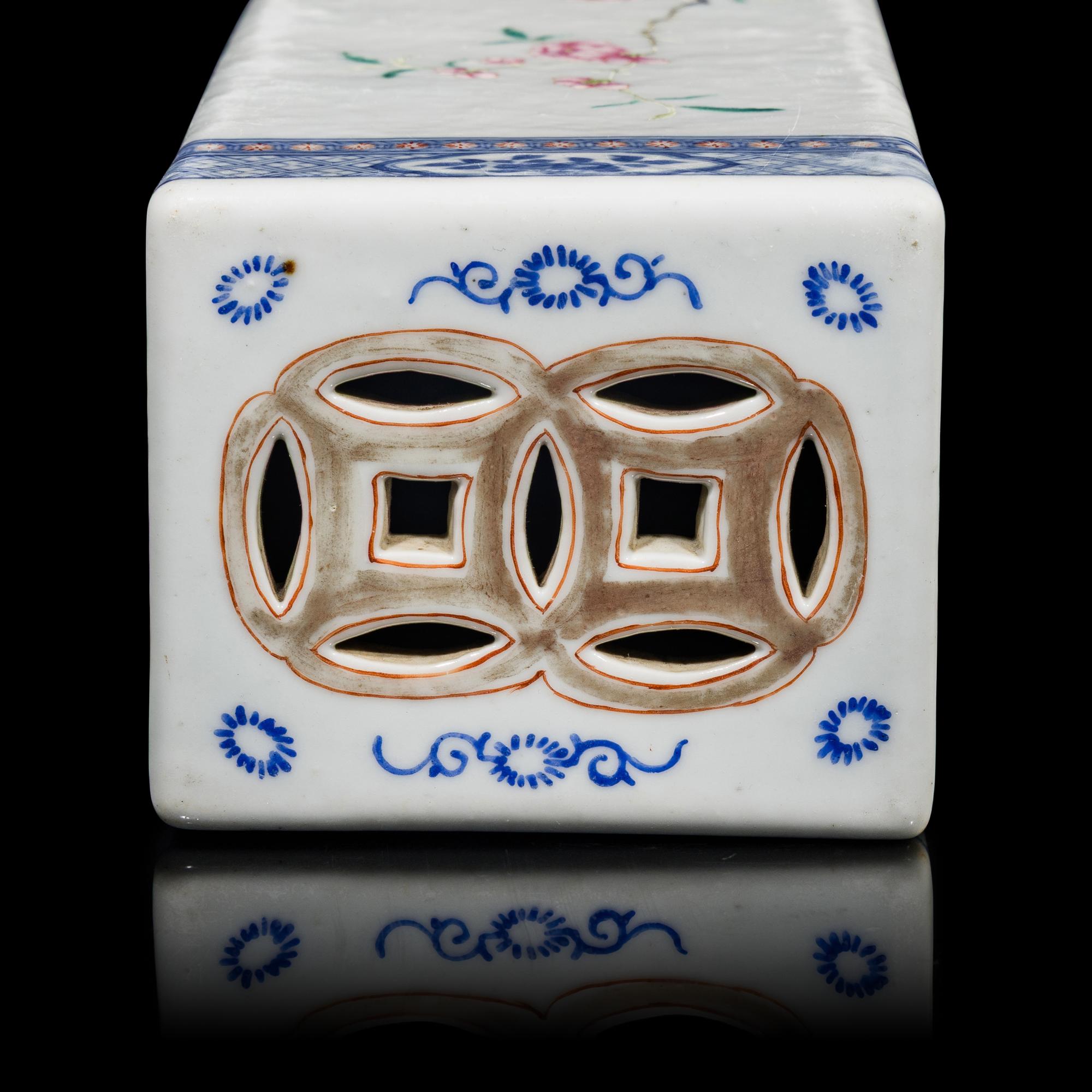 A Chinese Famille Rose and Underglazed Blue Porcelain 'Birds and Flowers' Pillow, Late 19th-20th Century — 晚清-民國 粉彩花鳥圖瓷枕