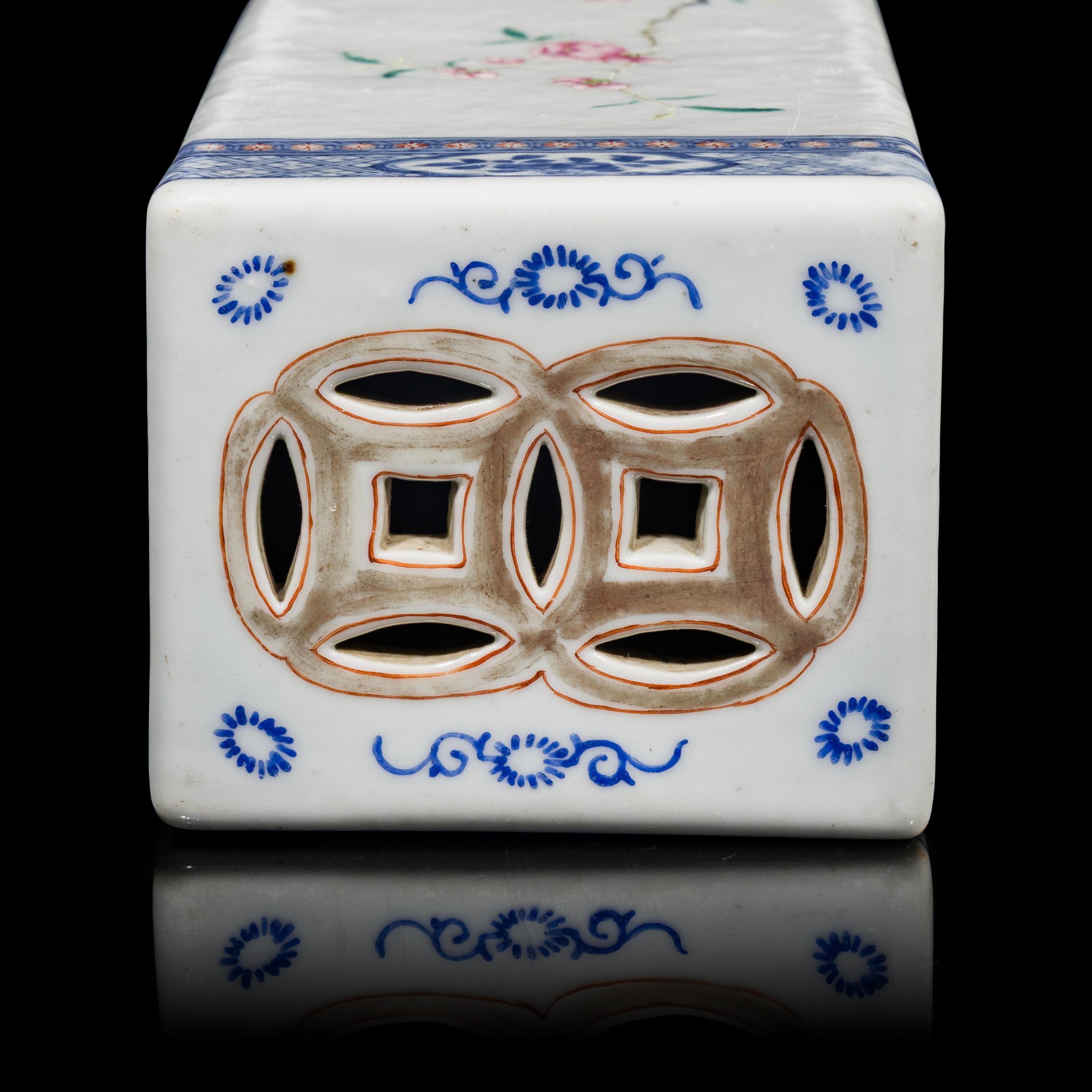 A Chinese Famille Rose and Underglazed Blue Porcelain 'Birds and Flowers' Pillow, Late 19th-20th Century — 晚清-民國 粉彩花鳥圖瓷枕
