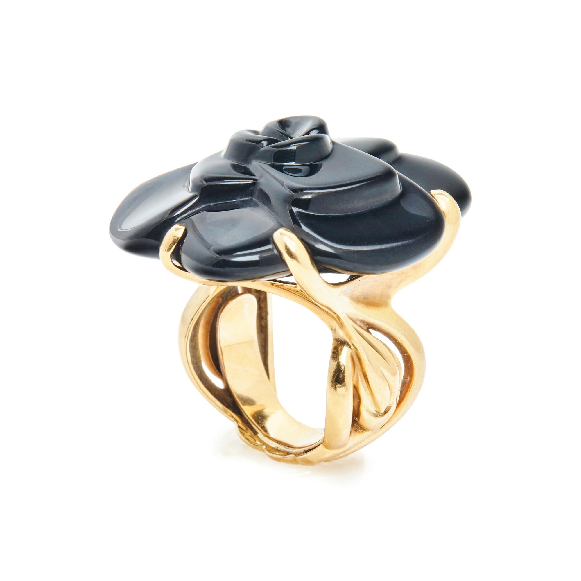 CHANEL, YELLOW GOLD AND CARVED ONYX CAMELLIA RING