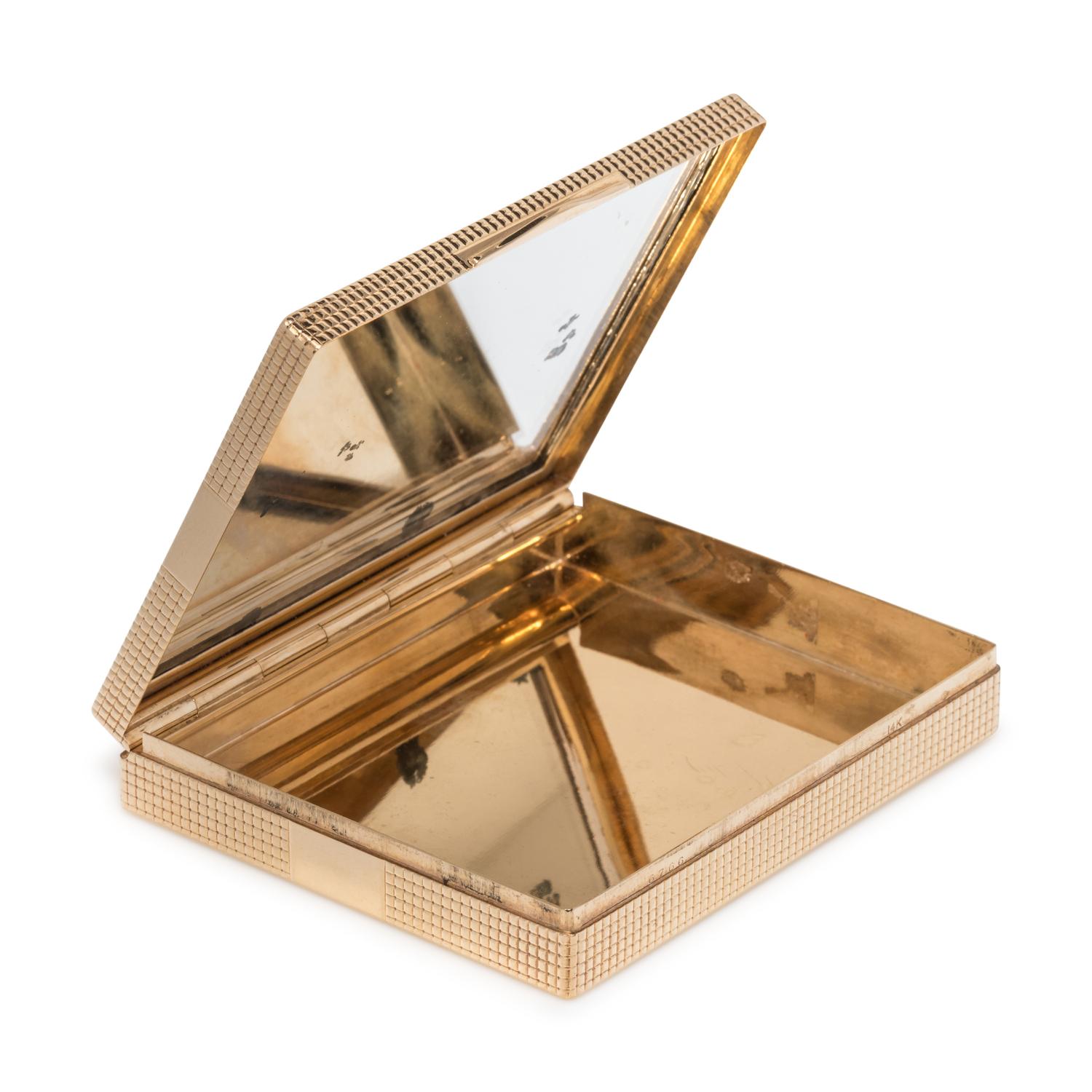 YELLOW GOLD AND SAPPHIRE COMPACT