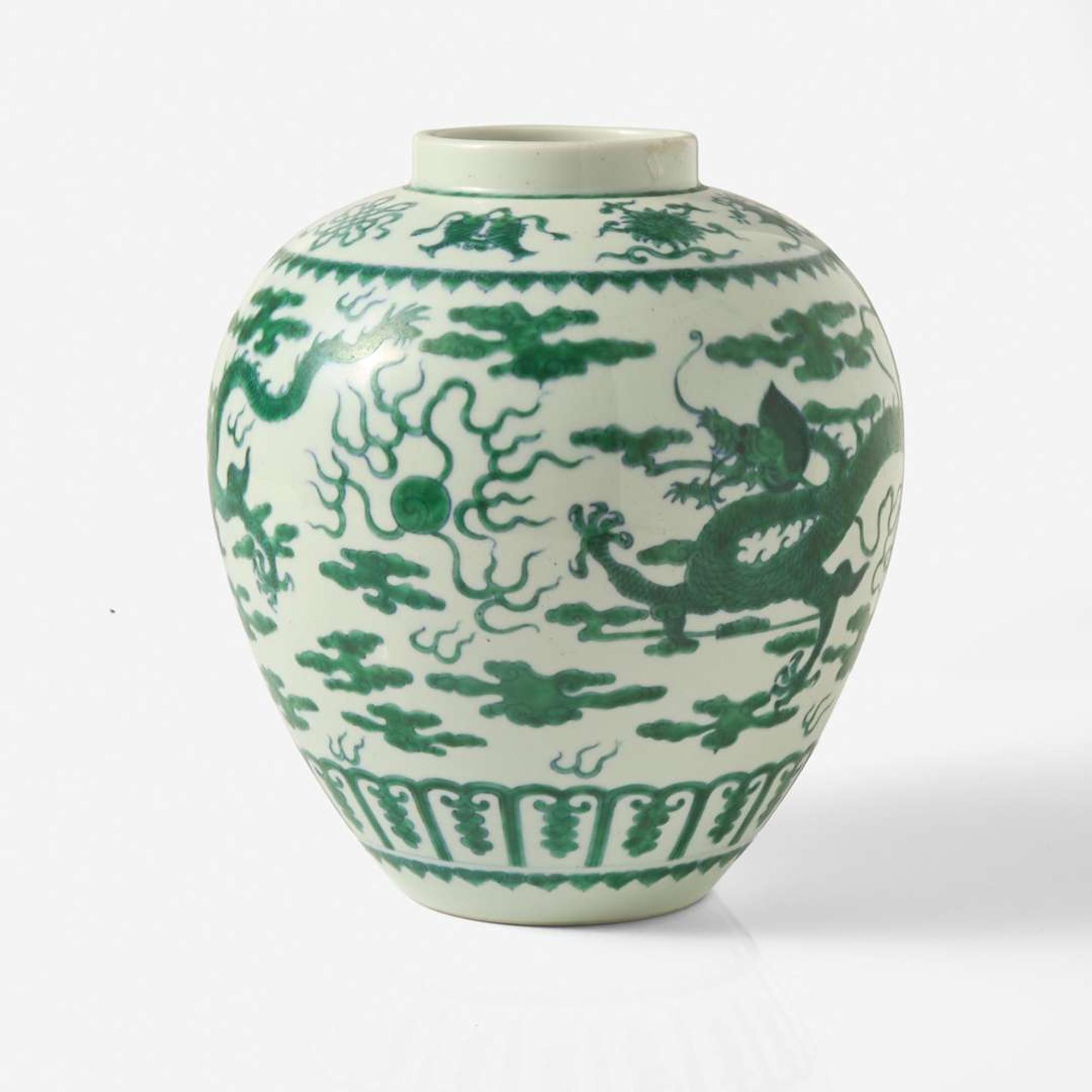 A Chinese green-enameled "Dragon" jar 龍紋加彩罐 Kangxi mark ???