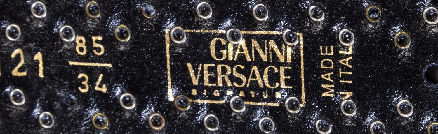 A Gianni Versace Black Leather "Broken Coin" Belt, Size 85/34.