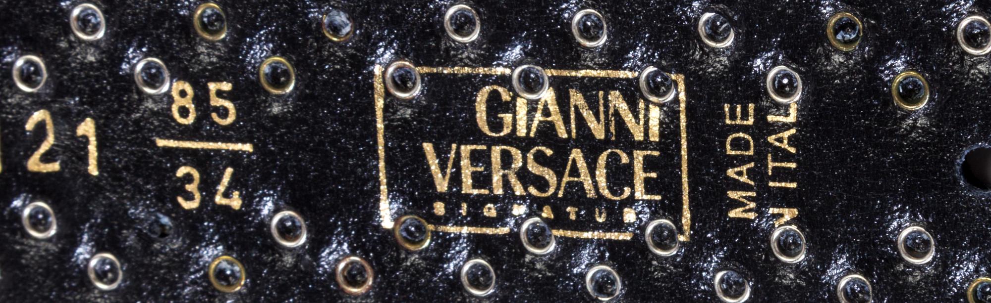 A Gianni Versace Black Leather "Broken Coin" Belt, Size 85/34.