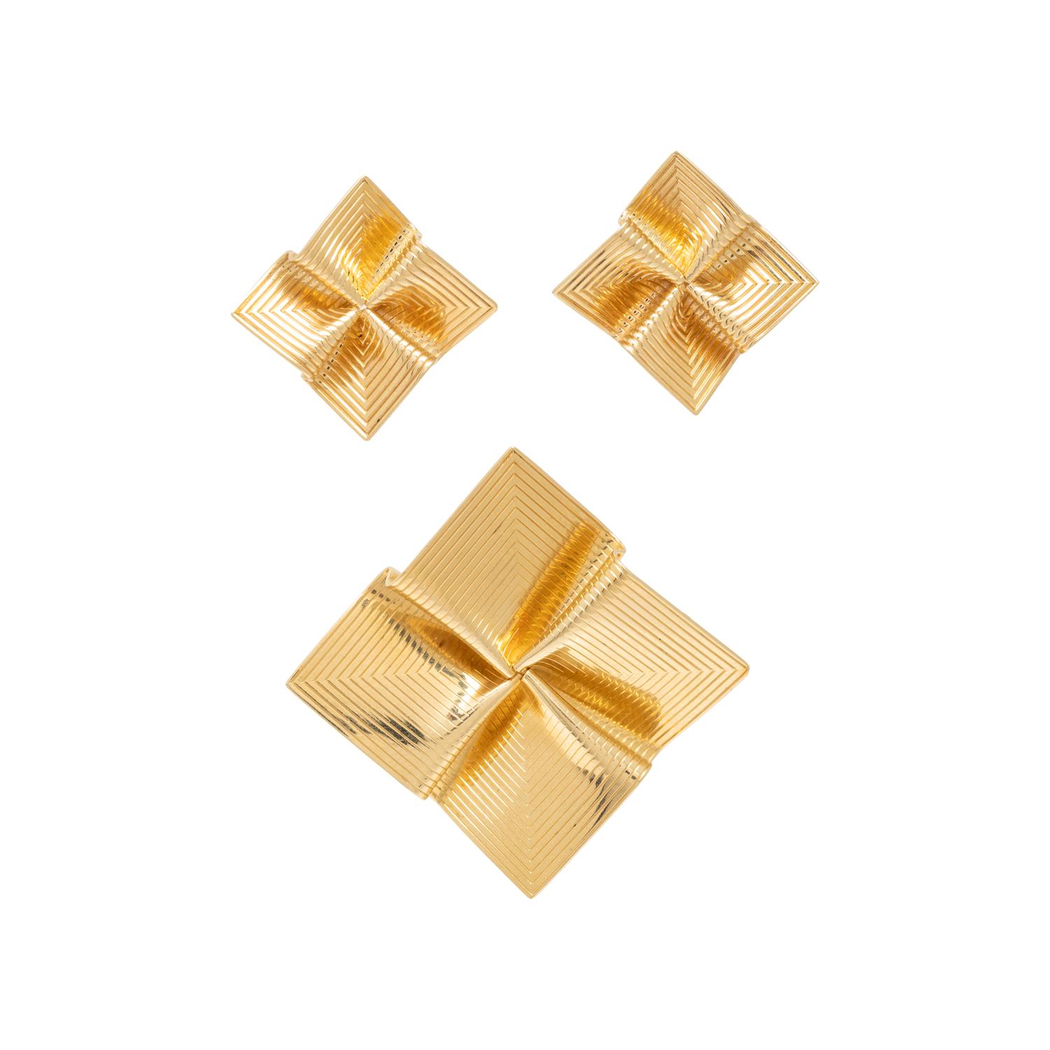 MCTEIGUE, YELLOW GOLD BROOCH AND EARRINGS